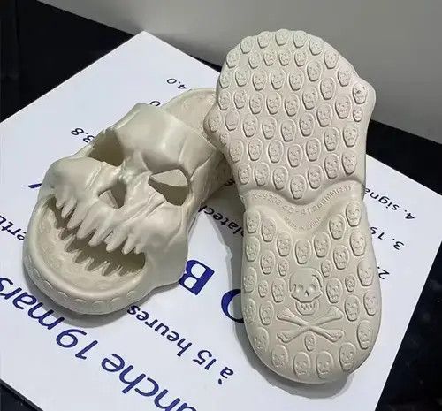 Designer Skull slippers Size US 9.5 / EU 42-43 - 3 Thumbnail