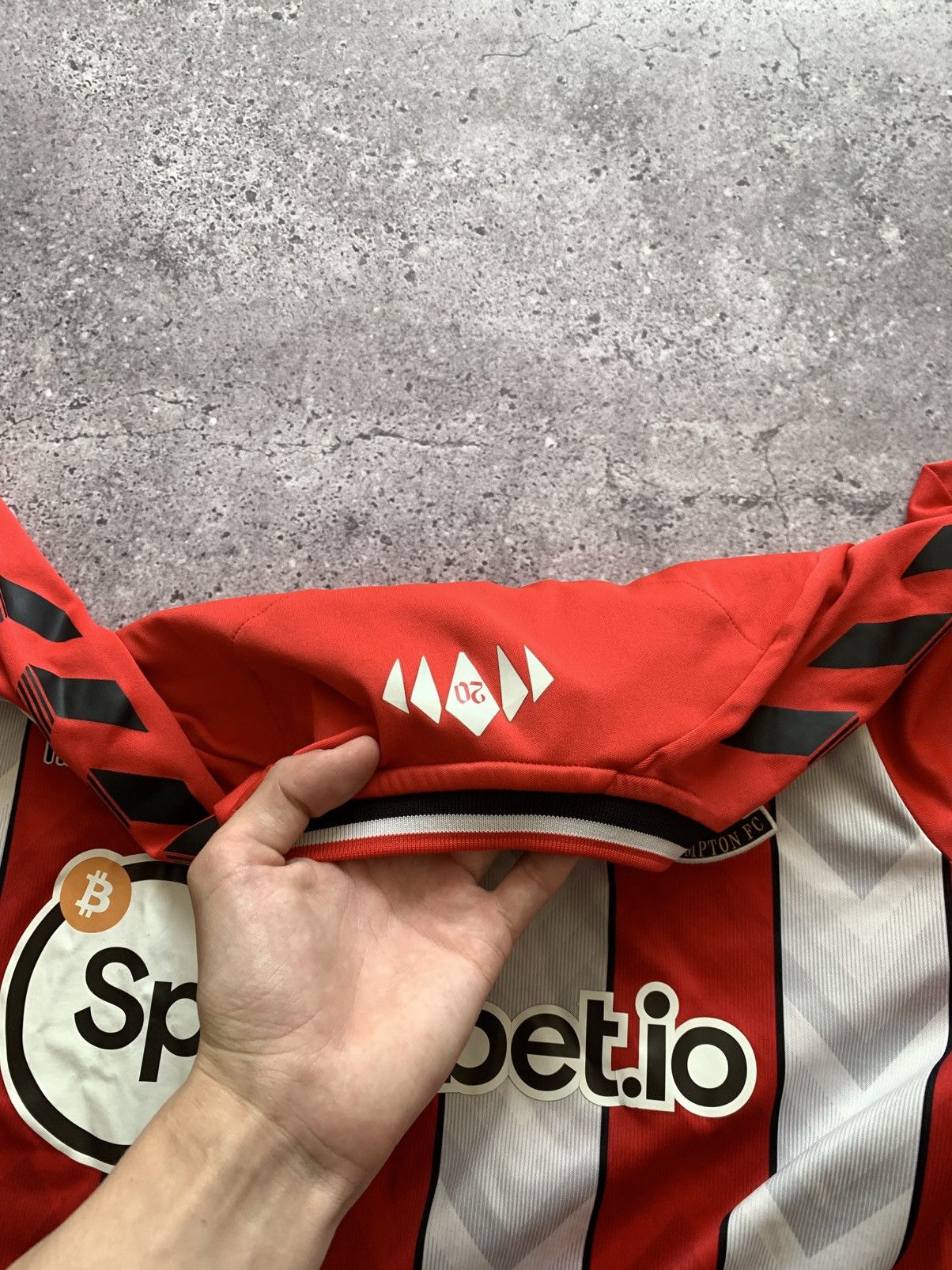 Hummel 🔥HUMMEL SOUTHAMPTON 2021/22 HOME SOCCER SHIRT Size US L / EU 52-54 / 3 - 10 Thumbnail
