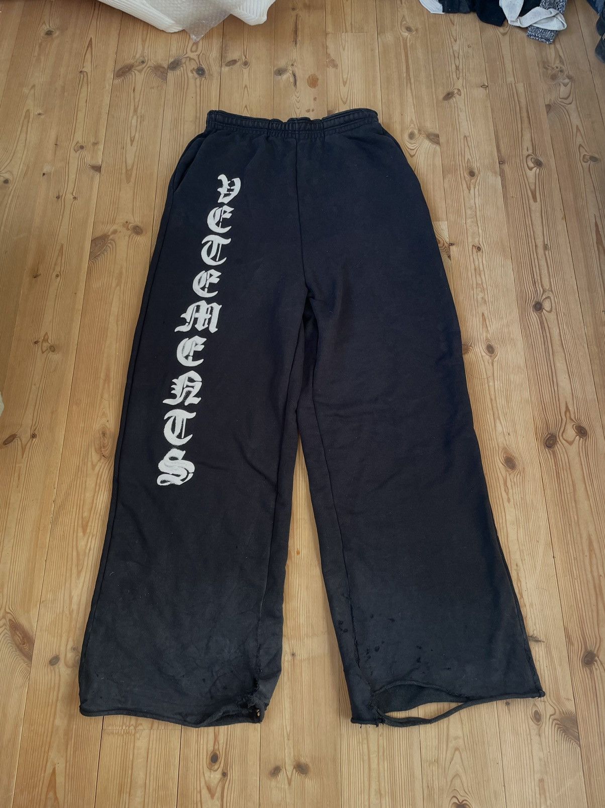 Vetements Vetements Anarchy Sweatpants Size US 34 / EU 50 - 1 Thumbnail