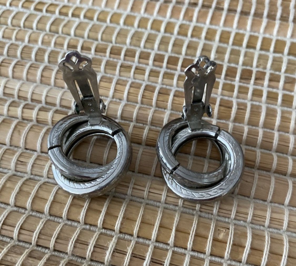 Vintage VINTAGE SILVER ENGRAVED ENTANGLED HOOP CLIP ON EARRINGS Size ONE SIZE - 6 Thumbnail