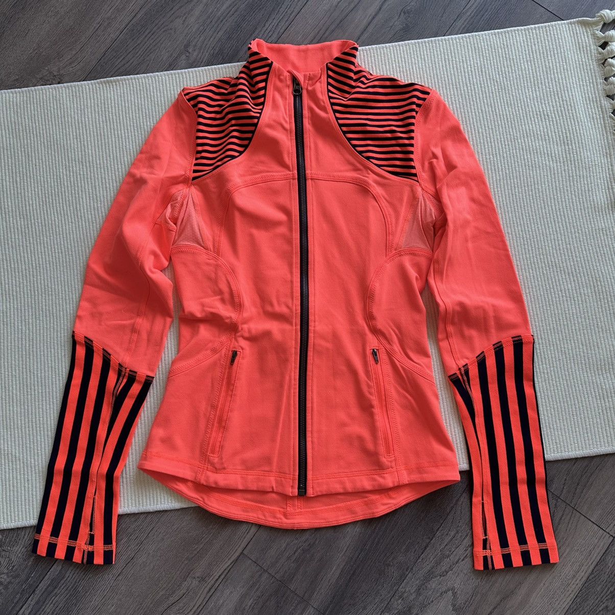 Lululemon Lululemon Forme Light Flare Classic Stripe Inkwell Jacket Size S / US 4 / IT 40 - 1 Thumbnail