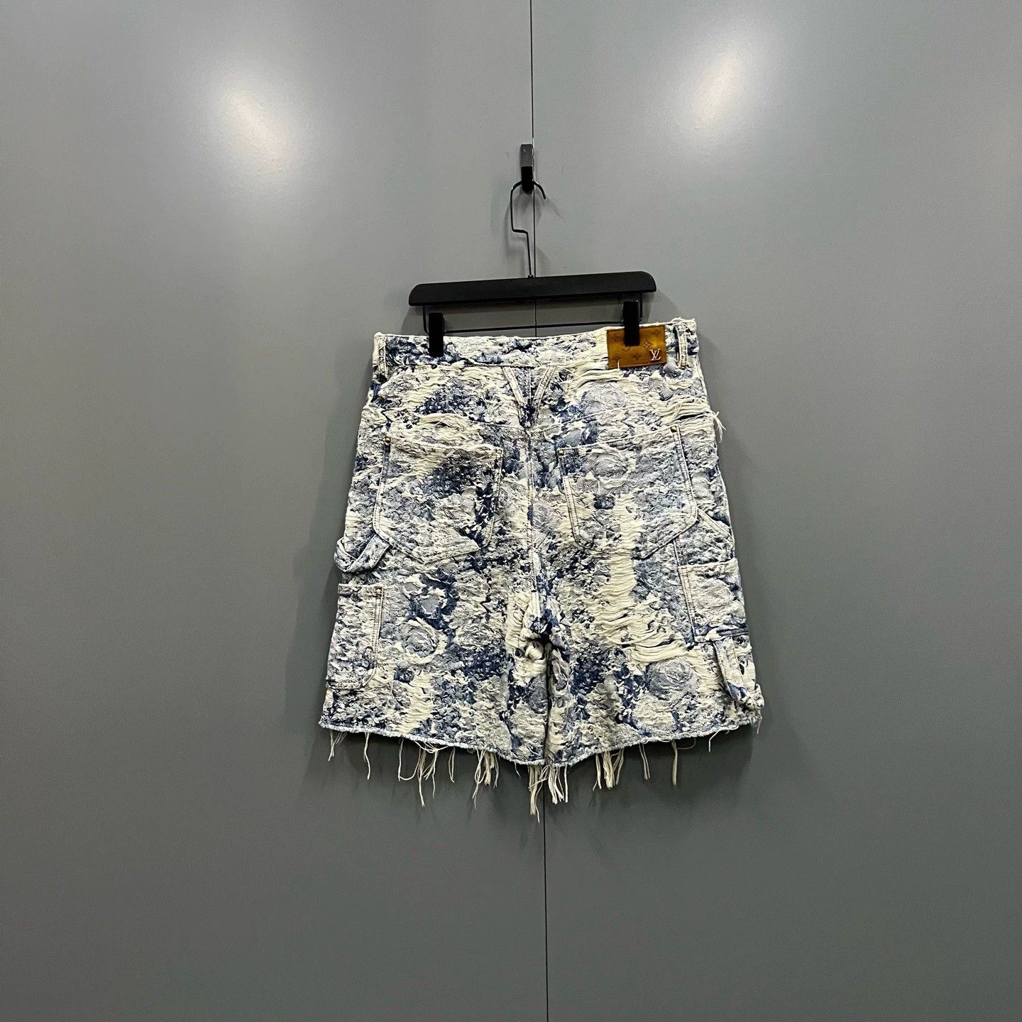 Louis Vuitton Louis Vuitton LV mixed-color floral embroidered denim shorts Size US 32 / EU 48 - 2 Thumbnail