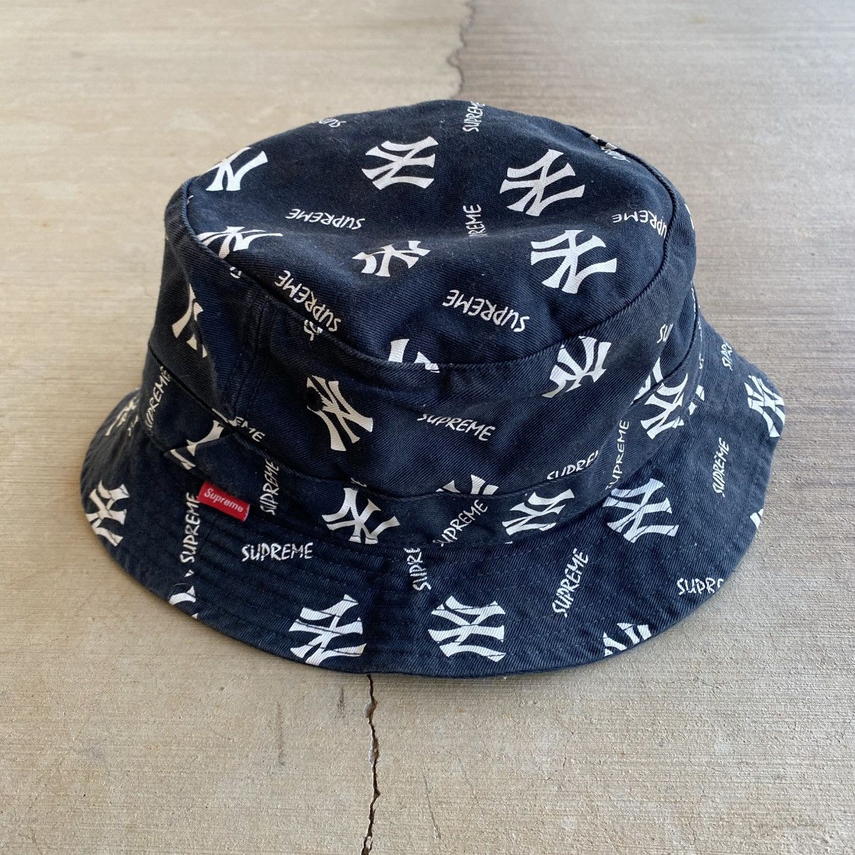 47 Brand × New York Yankees × Supreme Supreme New York Yankees Bucket Hat Navy Blue 2015 M/L Size ONE SIZE - 2 Thumbnail