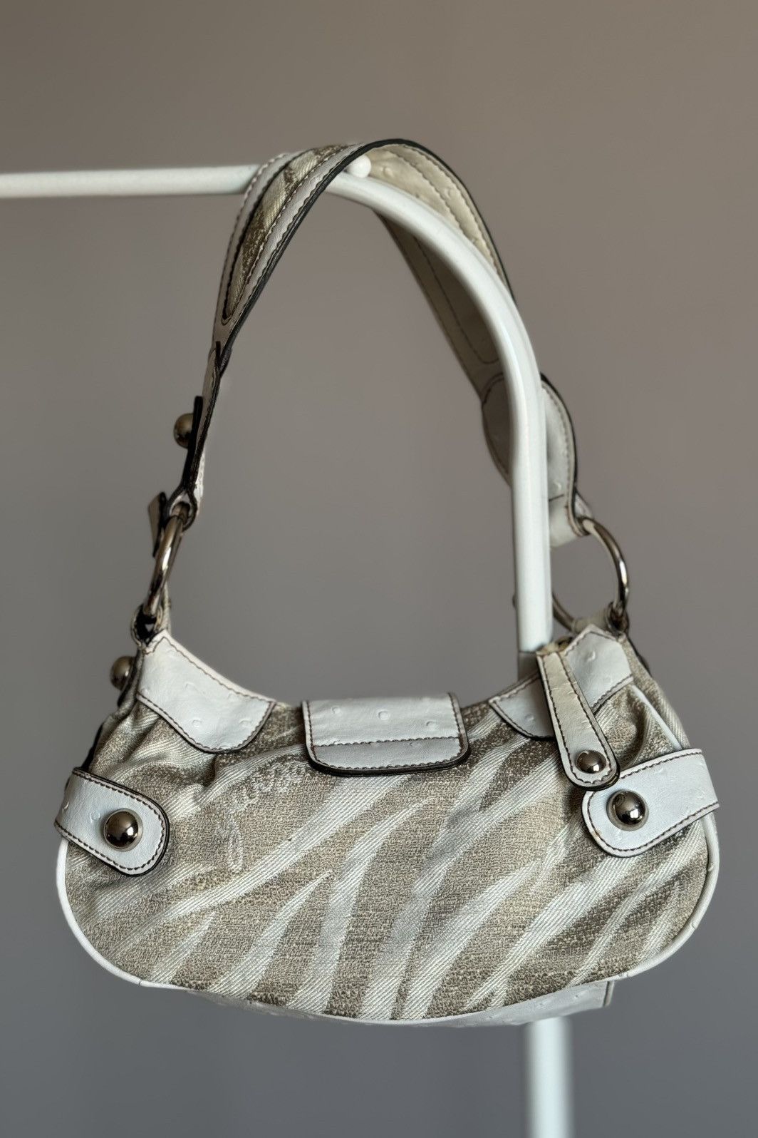 Guess Vintage Guess Y2K Cream Baguette Ostrich Effect Shoulder Bag Size ONE SIZE - 8 Thumbnail