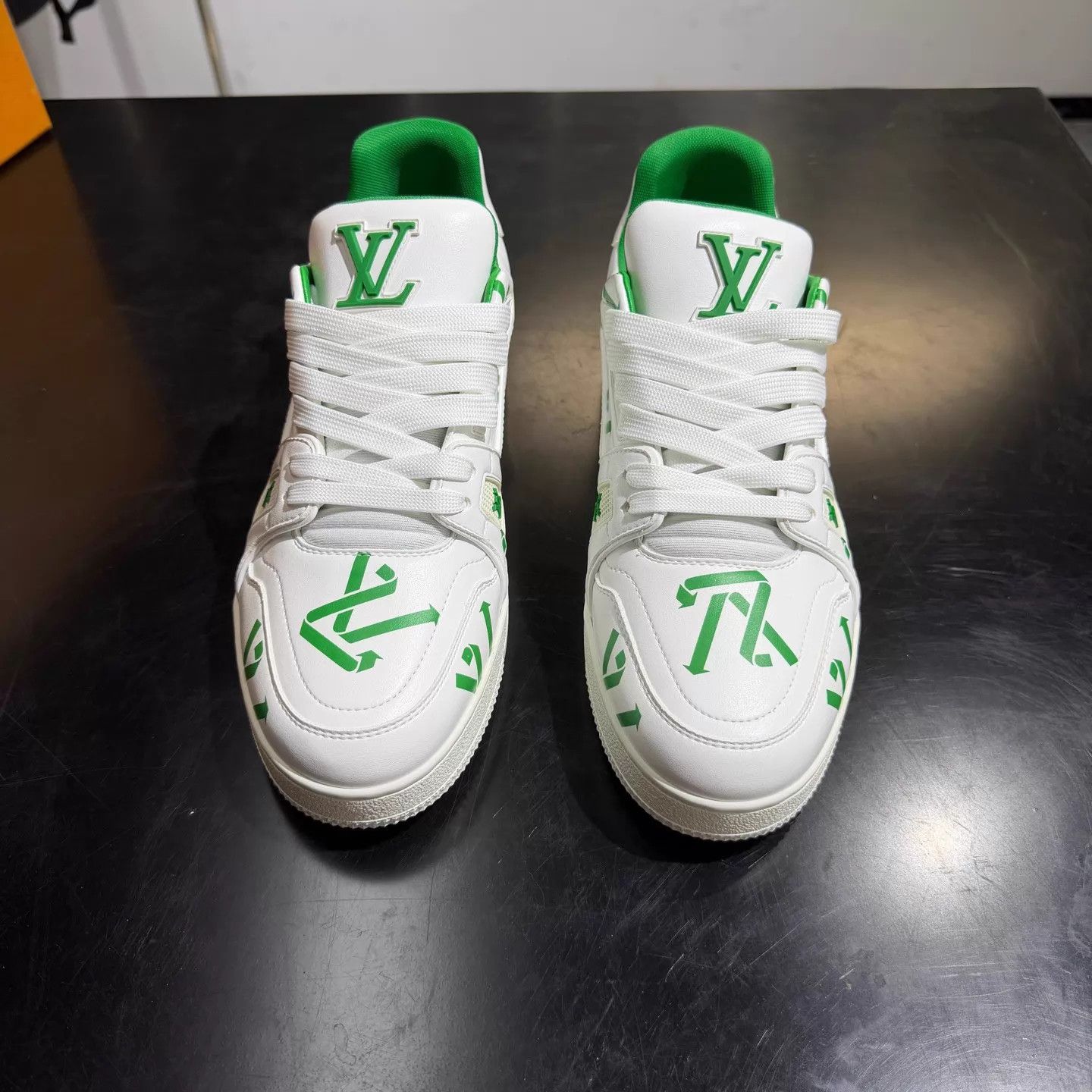 Louis Vuitton Louis Vuitton LV Trainer White Green UK6 Size US 7 / EU 40 - 2 Thumbnail