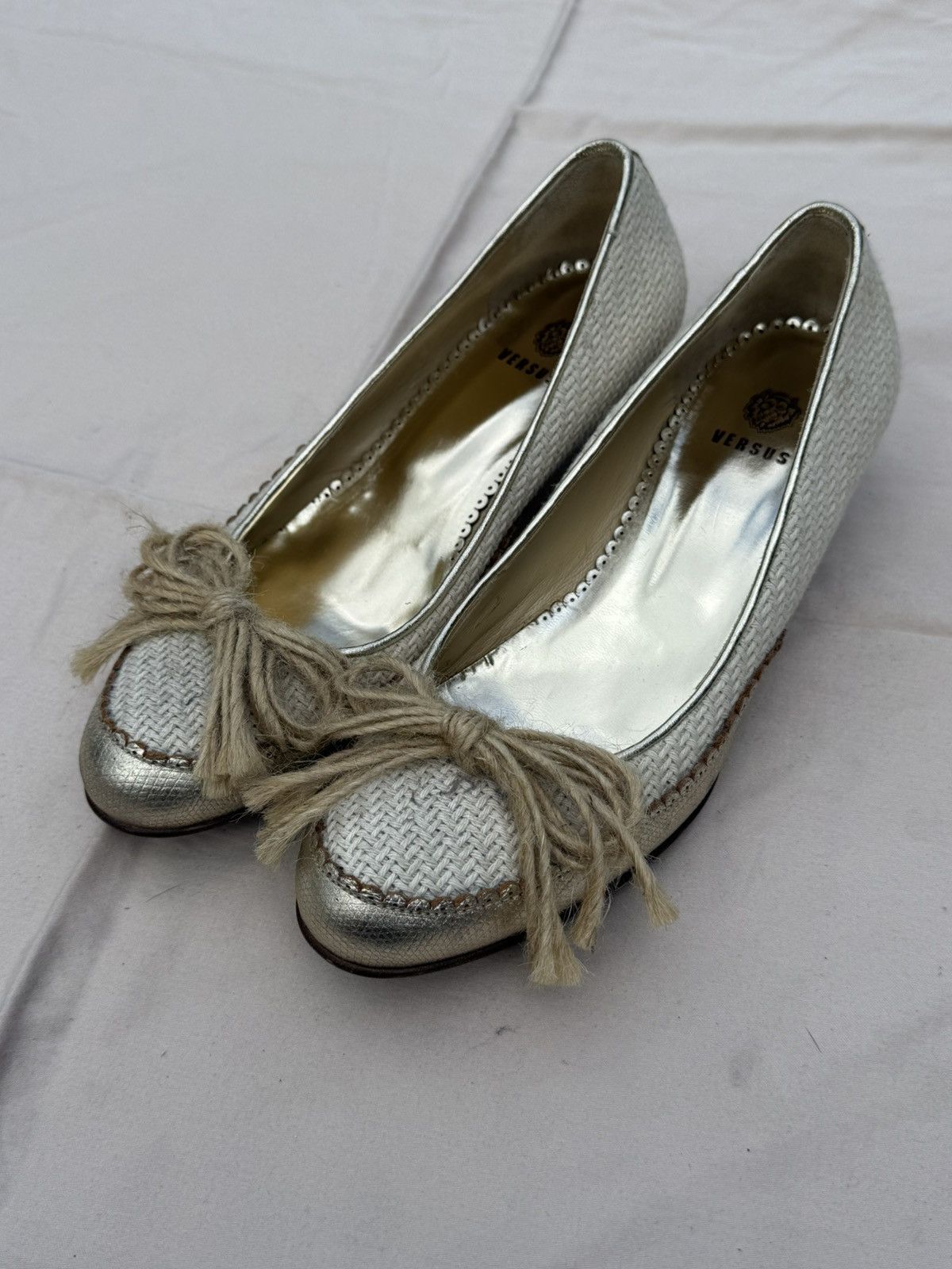 Versace Versus Versace Beige White Knitted Lion Logo Slip-On Flats Size US 9 / IT 39 - 1 Thumbnail