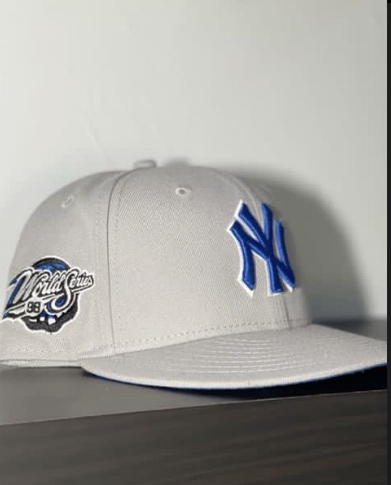 New Era New York Yankees Fitted with side patch 7 1/4 Size 34 - 1 Thumbnail