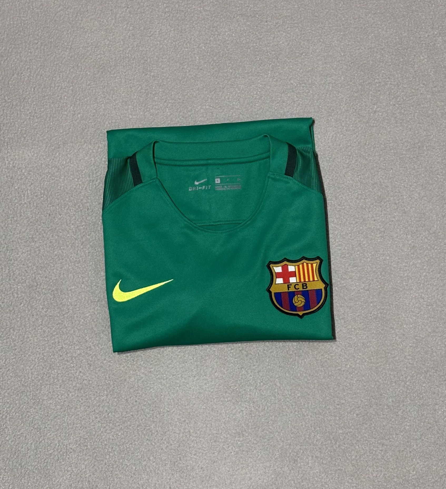 Nike FC Barcelona 2016/2017 Elias #1 Nike Goalkeeper Shirt Size S Size US S / EU 44-46 / 1 - 20 Thumbnail