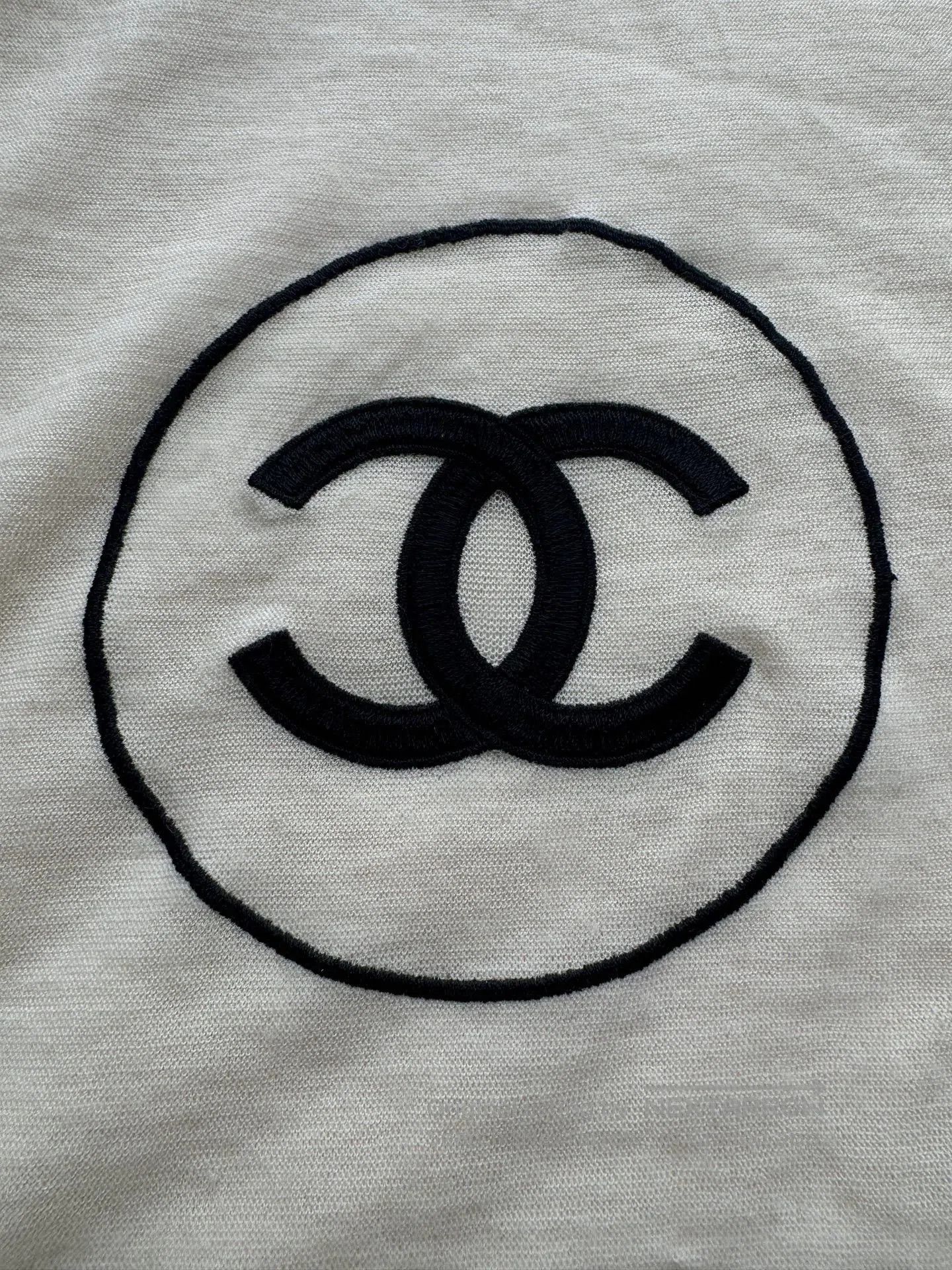 Chanel Chanel Beige Cashmere Oversized Shawl. Size ONE SIZE - 2 Thumbnail