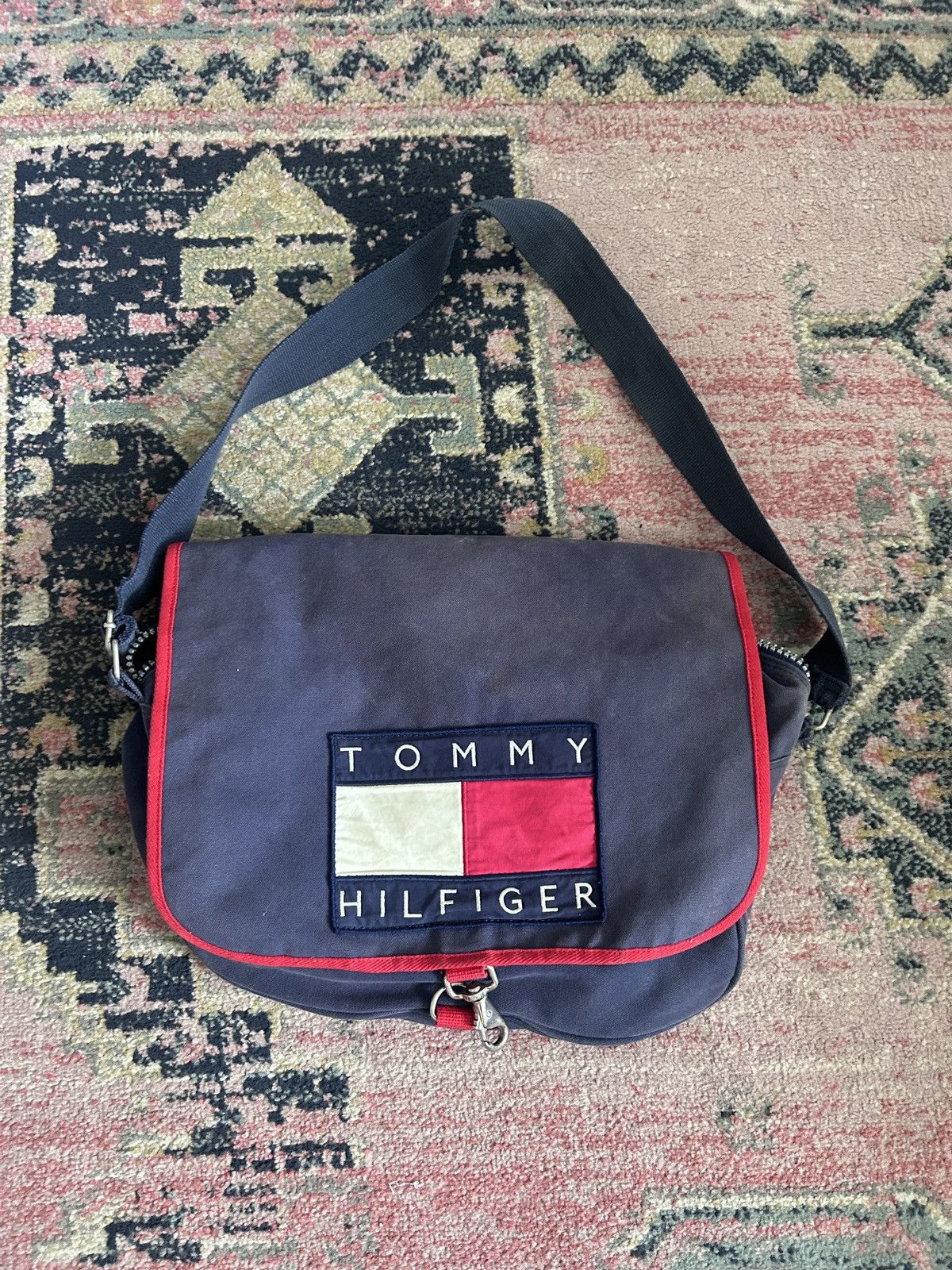 Tommy Hilfiger Vintage 90s Tommy Hilfiger Big Flag Canvas Messenger Bag Size ONE SIZE - 1 Thumbnail