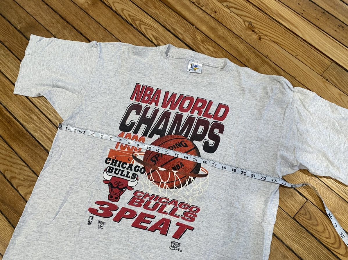 NBA × Starter 1993 Chicago bulls 3peat vintage Tshirt Xl Size US XL / EU 56 / 4 - 4 Thumbnail