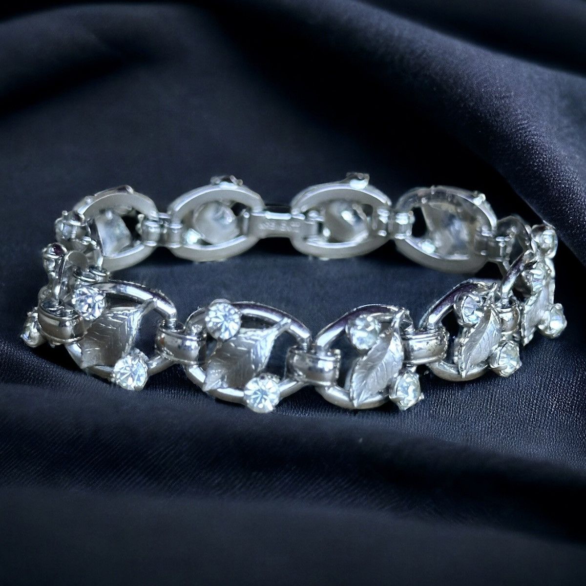 Vintage Vintage Krementz silver leaf links and rhinestones bracelet Size ONE SIZE - 1 Thumbnail
