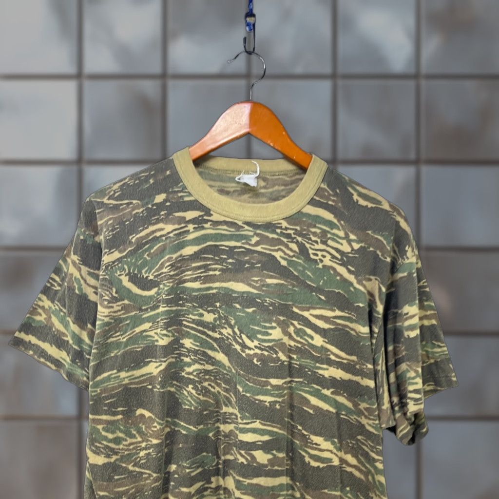 Vintage VINTAGE 90s Desert Camo T-Shirt XL Mens Camouflage Cotton Short Sleeve Crew Neck Green 90s Nature All Seasons Pockets Vintage Size US XL / EU 56 / 4 - 1 Thumbnail