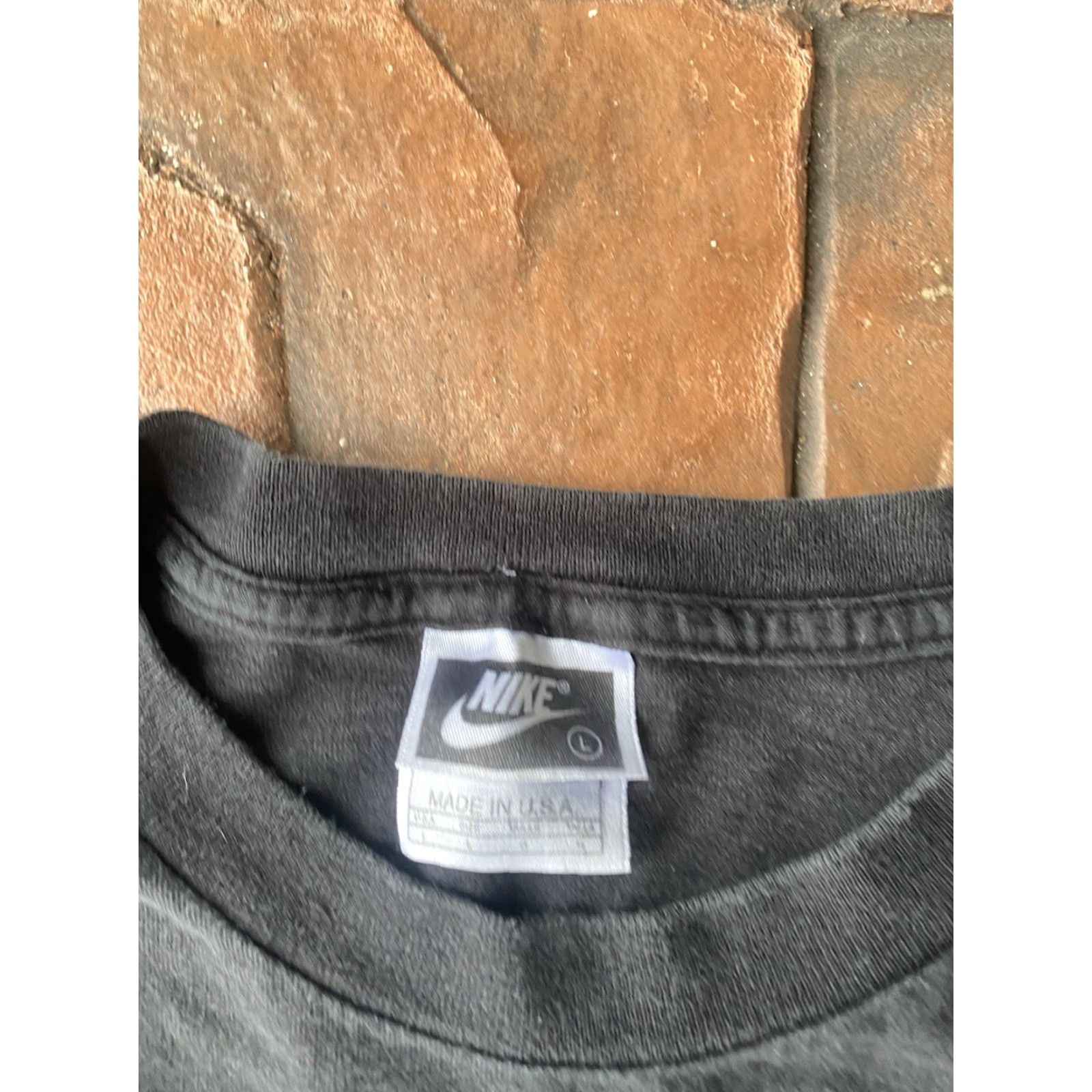 Nike VINTAGE Nike Swoosh Graphic T-Shirt Large Black USA 90s Mens Shirt Size US L / EU 52-54 / 3 - 2 Thumbnail