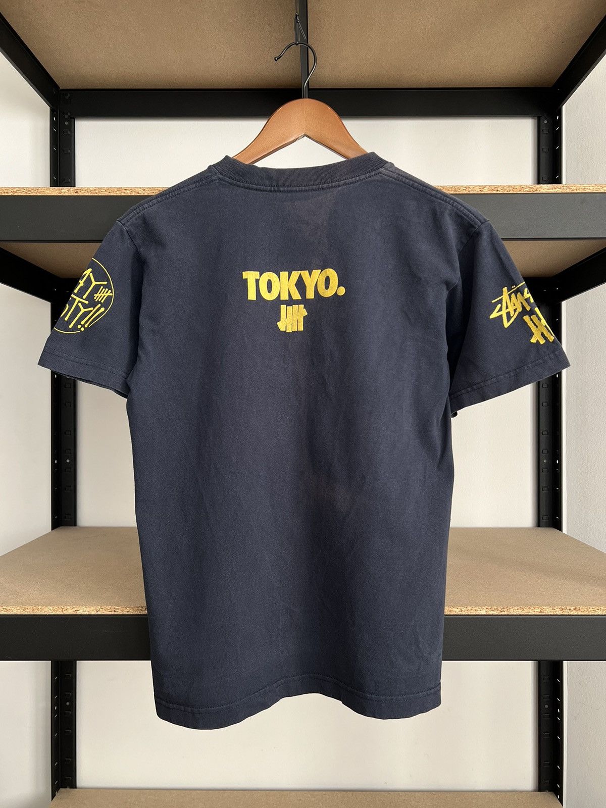 Stussy Vintage 2000s Stussy Undefeated Play Dirty Tokyo T-shirt Size US S / EU 44-46 / 1 - 4 Thumbnail