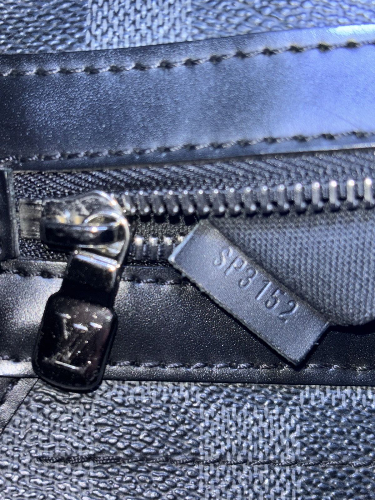Louis Vuitton Louis Vuitton Daniel MM Damier Graphite Messenger Bag Size ONE SIZE - 13 Thumbnail