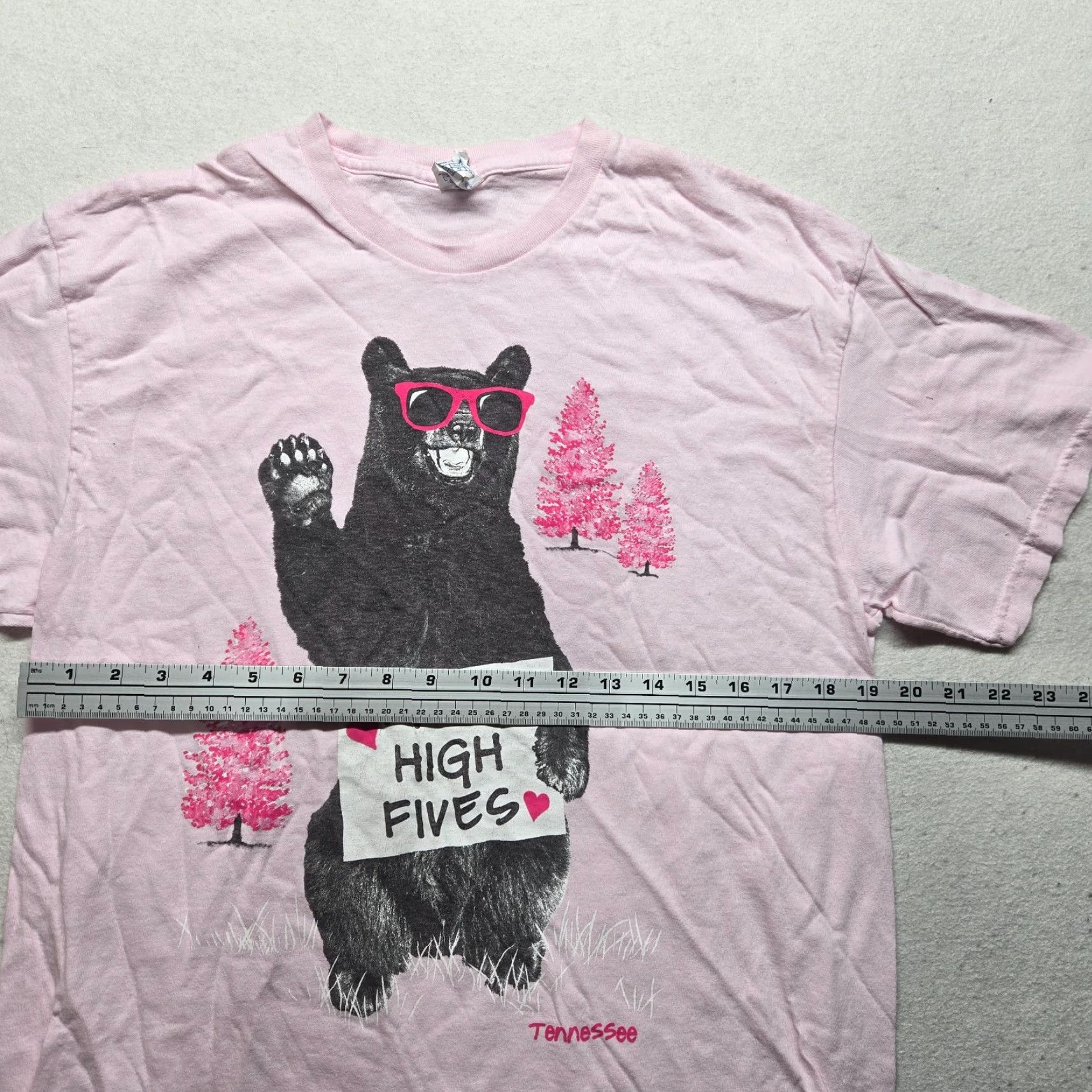 Vintage Tennessee Bear Free High Fives T Shirt Funny Greeting Joke Pink Cotton Blend Women's L Shirt Mens Women? Size L / US 10 / IT 46 - 4 Thumbnail