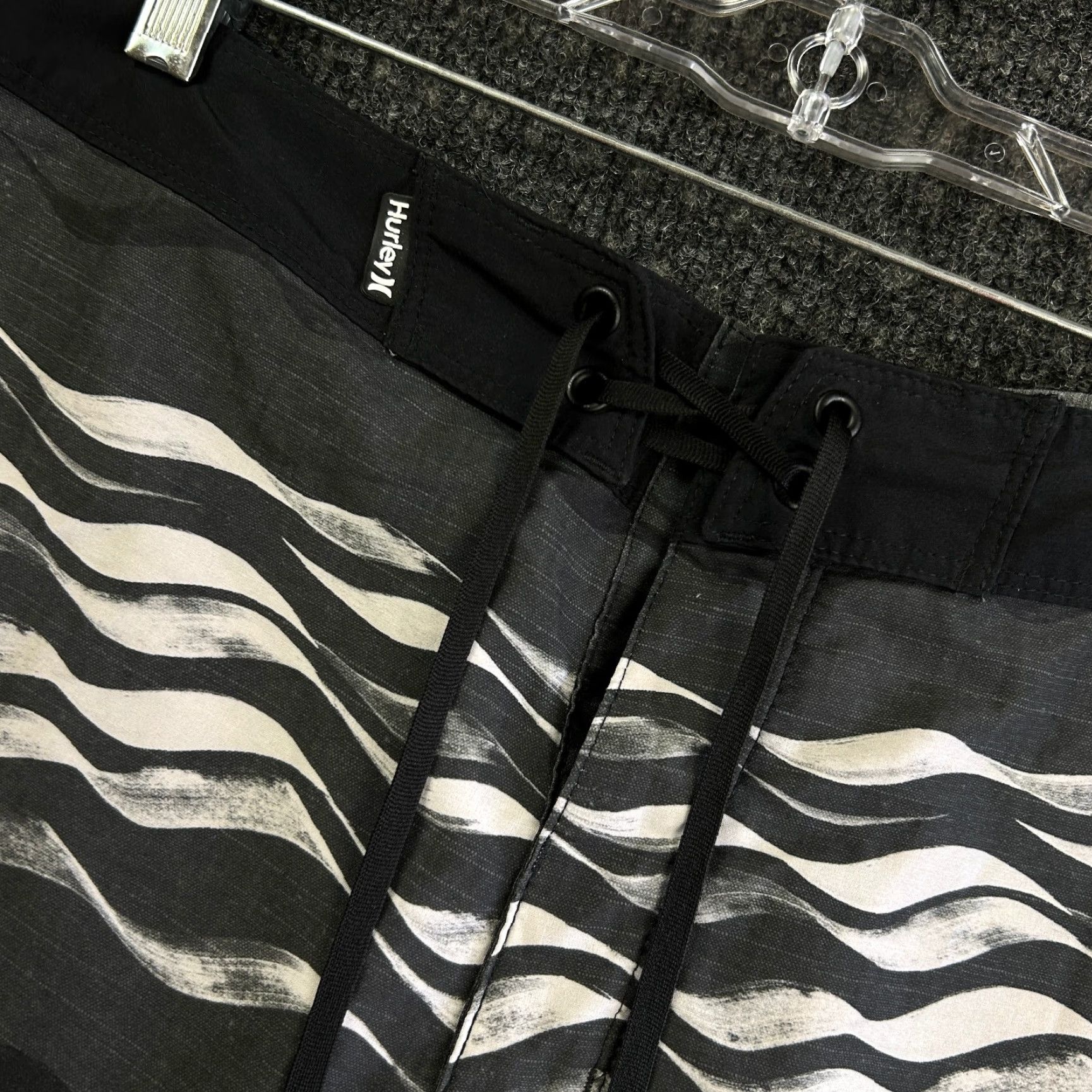Hurley VINTAGE Hurley Board Shorts Swim Trunks 34 Gray Black Waves 90s Beach Surfing Mens Size US 34 / EU 50 - 6 Thumbnail