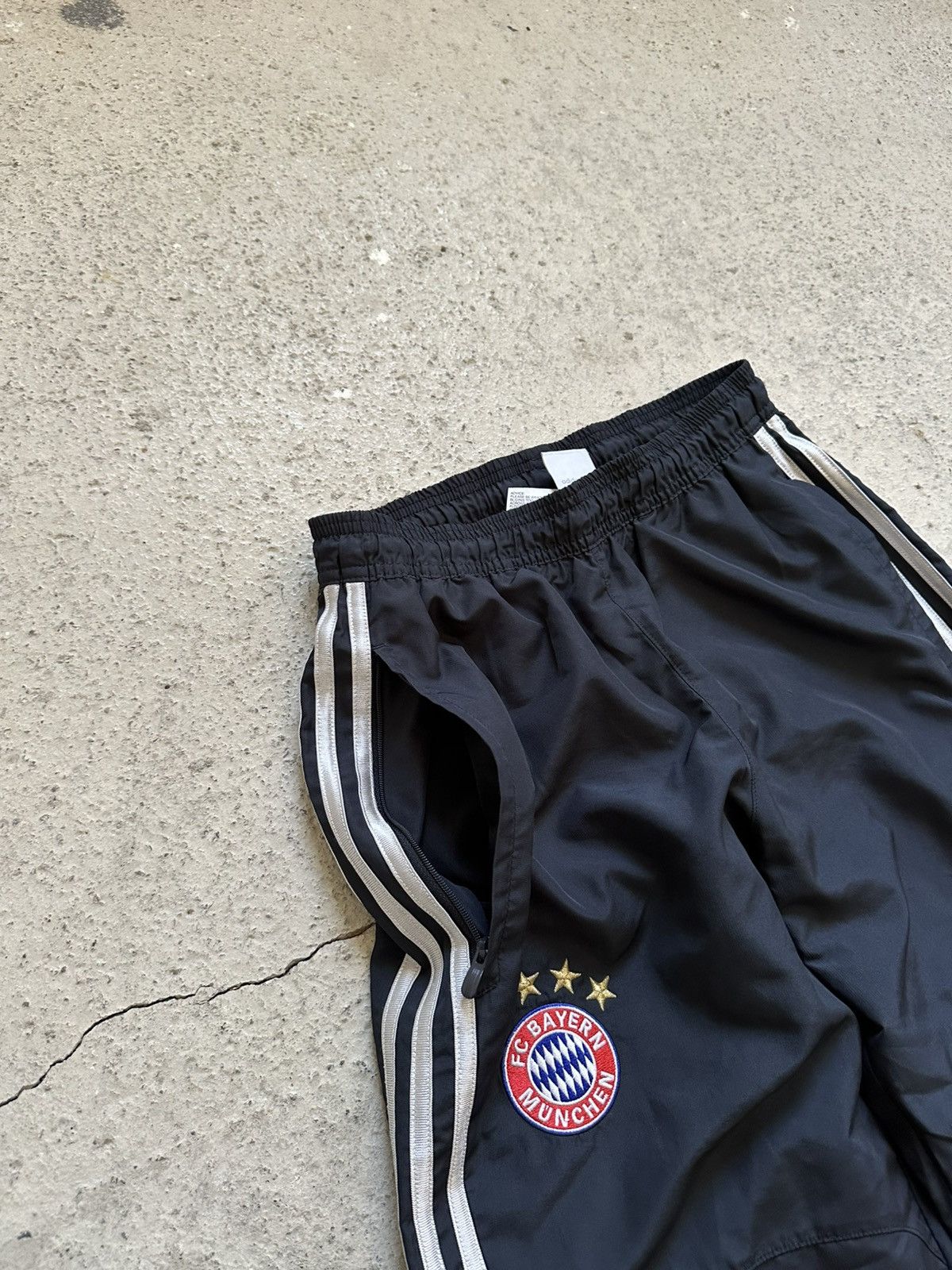 Adidas Vintage Adidas Suit UEFA FC BUYERN MUNCHEN Black size - S Size 46L - 17 Thumbnail