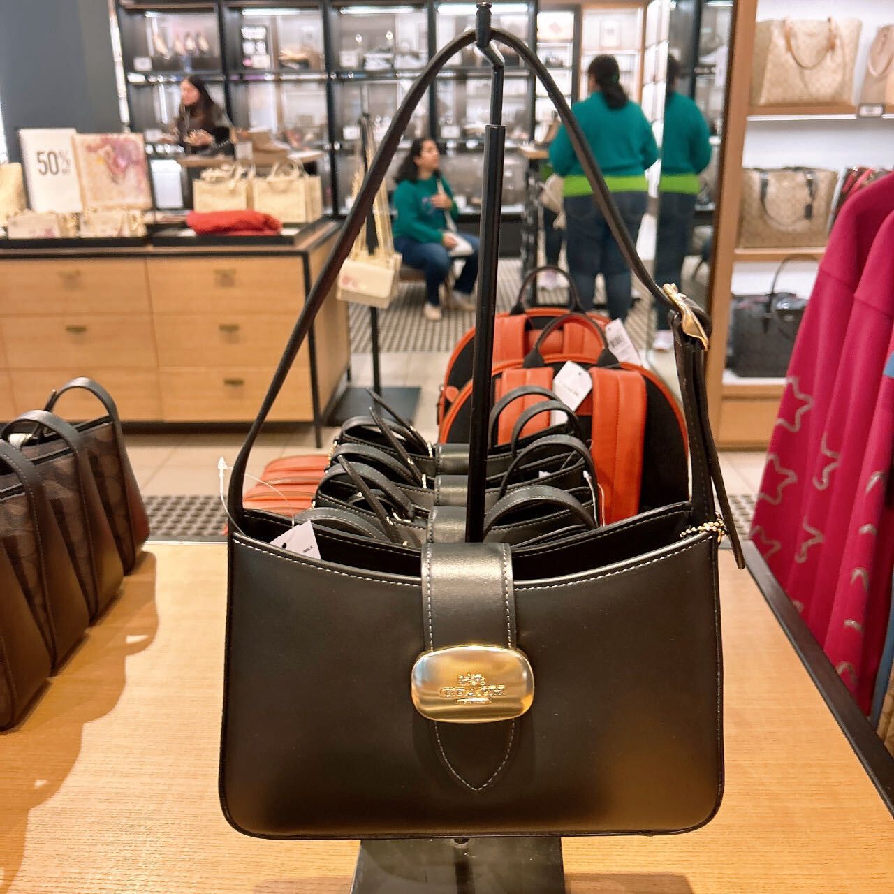 image of Coach Eliza Shoulder Bag Cp004 in Gold/Black, Women's