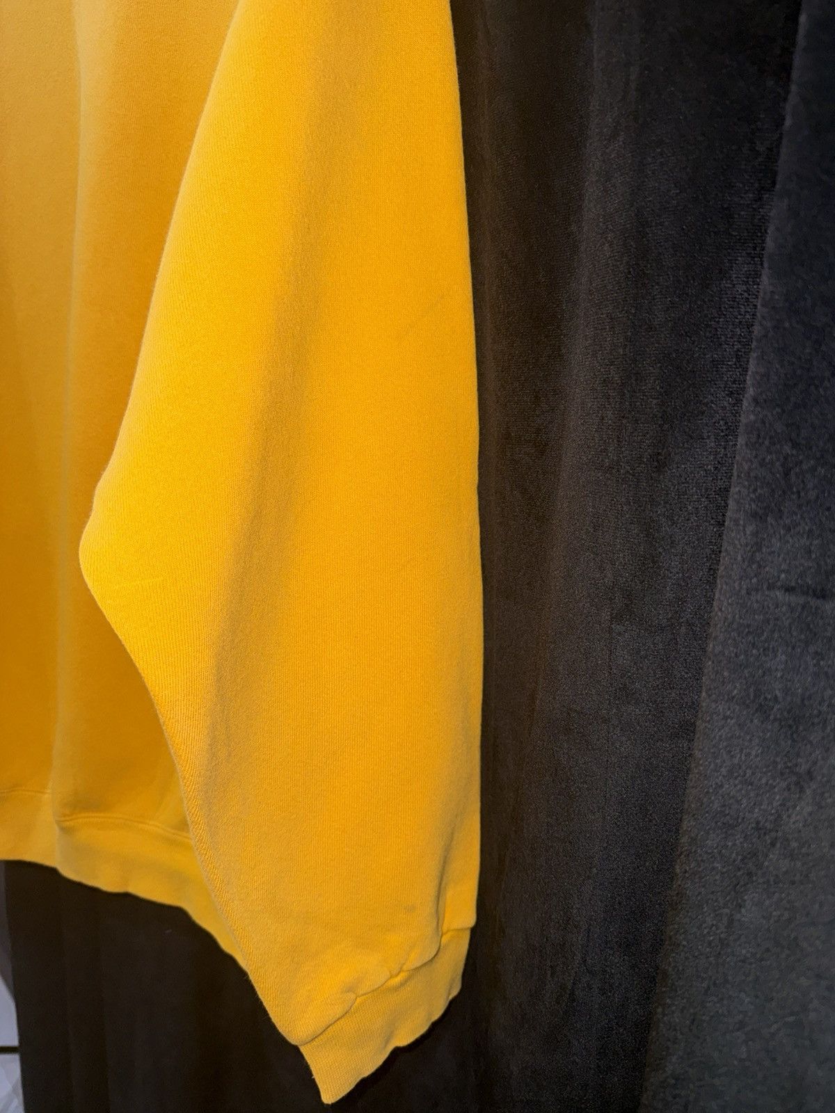 Nike Vintage Nike Yellow Crewneck Large Size US L / EU 52-54 / 3 - 7 Thumbnail