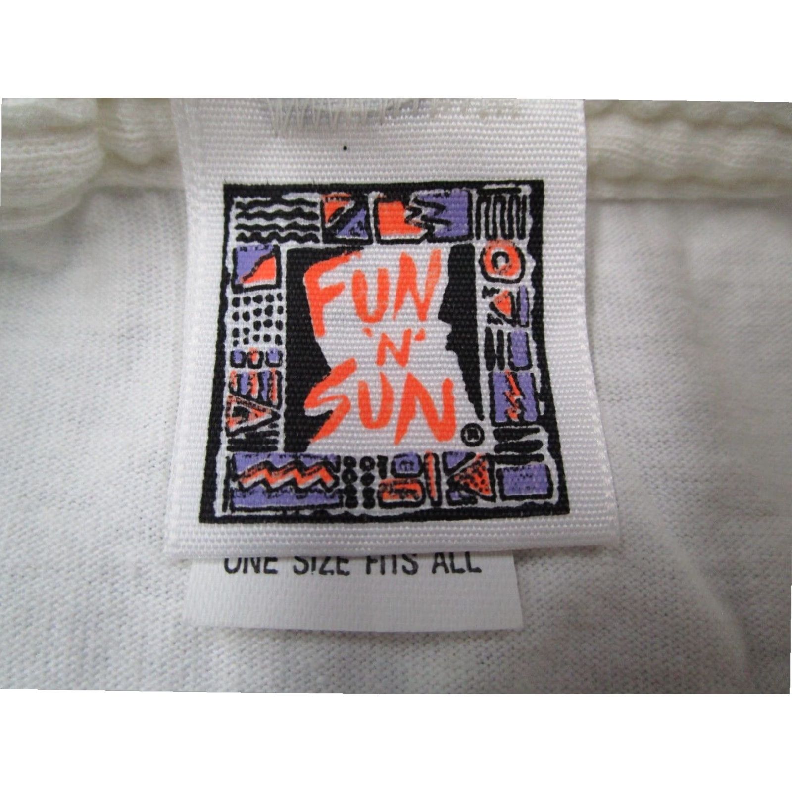 Vintage VINTAGE Fun N Sun Women's White Cropped Graphic T-Shirt Short Sleeve 90s Retro Size ONE SIZE - 3 Thumbnail
