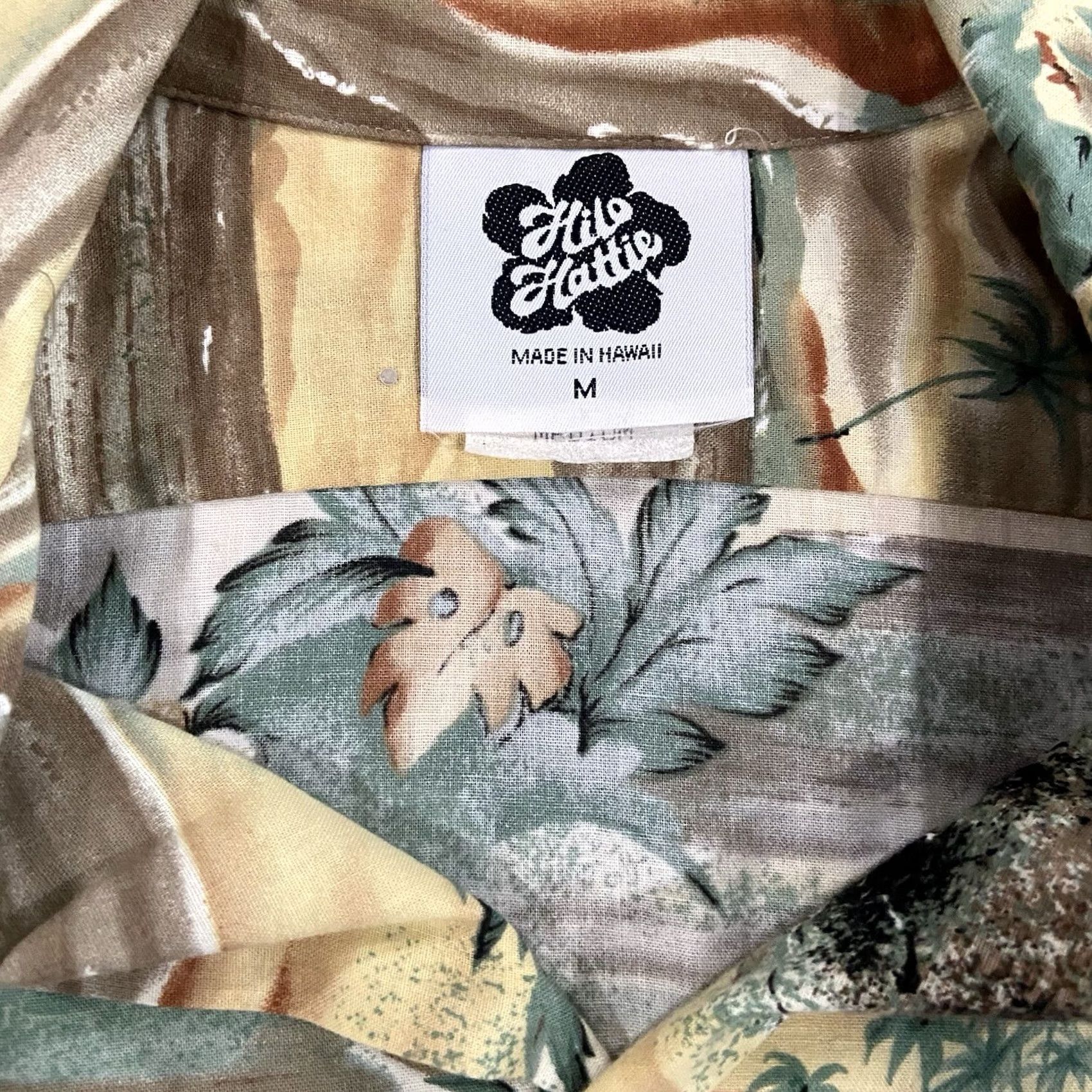 Hilo Hattie VINTAGE Hilo Hattie M Men's Hawaiian Shirt Hibiscus Floral Camp Collar Button-Up Short Sleeve Rayon Black Knit Size US M / EU 48-50 / 2 - 4 Thumbnail