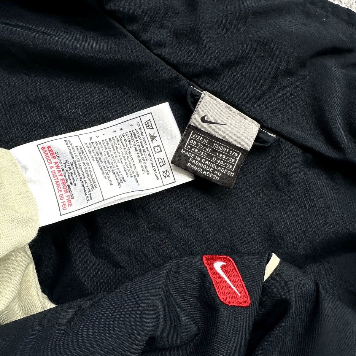 Nike Vintage Men’s Nike Nylon Light Jacket Full Zip Dark Blue Size US M / EU 48-50 / 2 - 13 Thumbnail