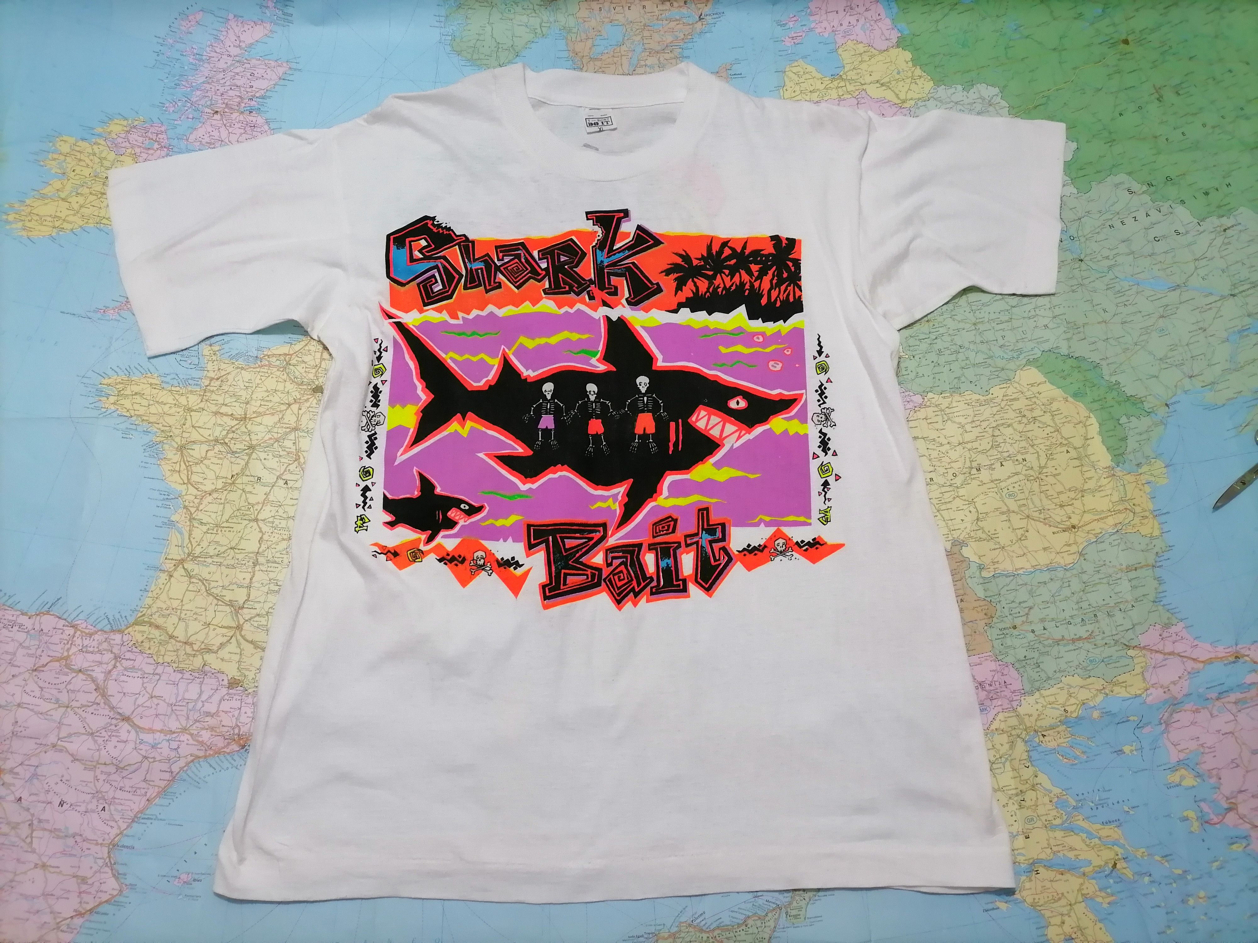Vintage Tee SHARK BAIT  neon/fluo XL Italy 1984