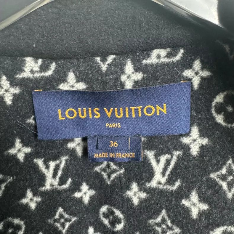 Louis Vuitton Louis Vuitton Solid color coat with full logo inside coat Size XS / US 0-2 / IT 36-38 - 3 Thumbnail