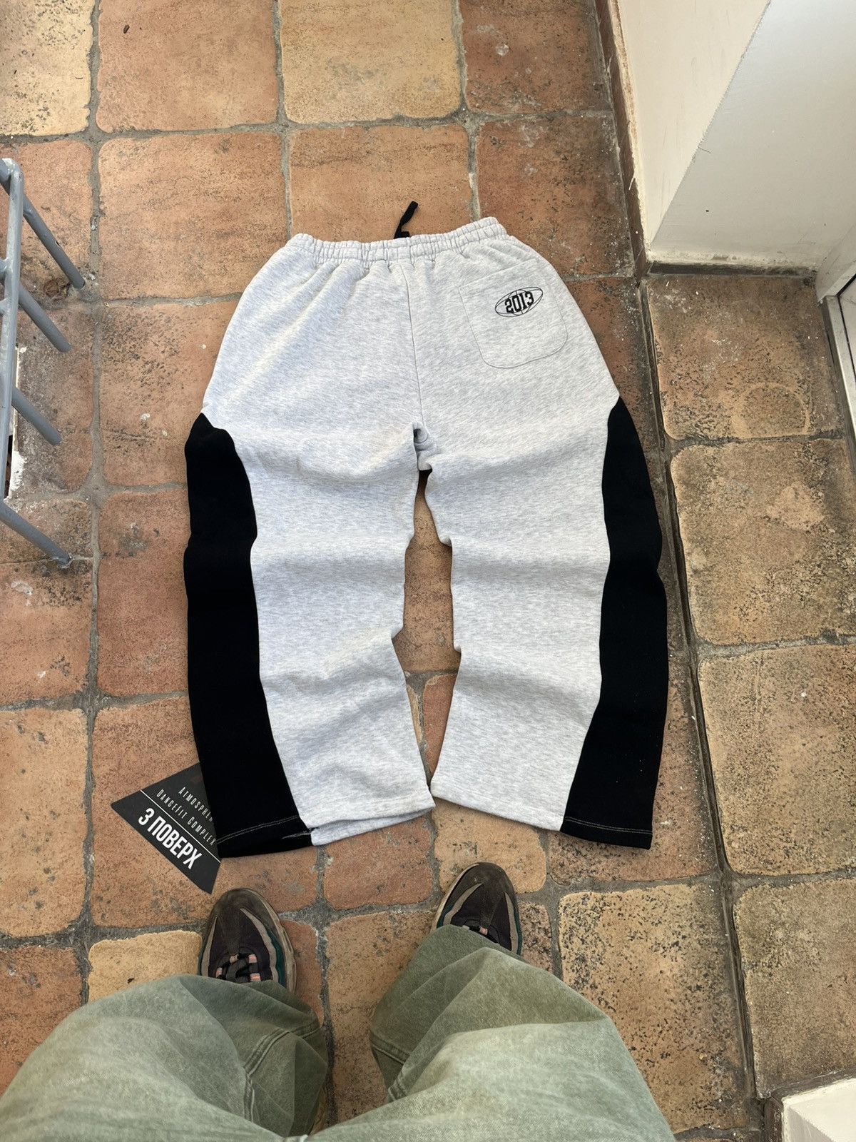 Japanese Brand 🇯🇵 Product Description: Gray-Lid Split-Panel Sweatpants Size US 35 - 1 Thumbnail