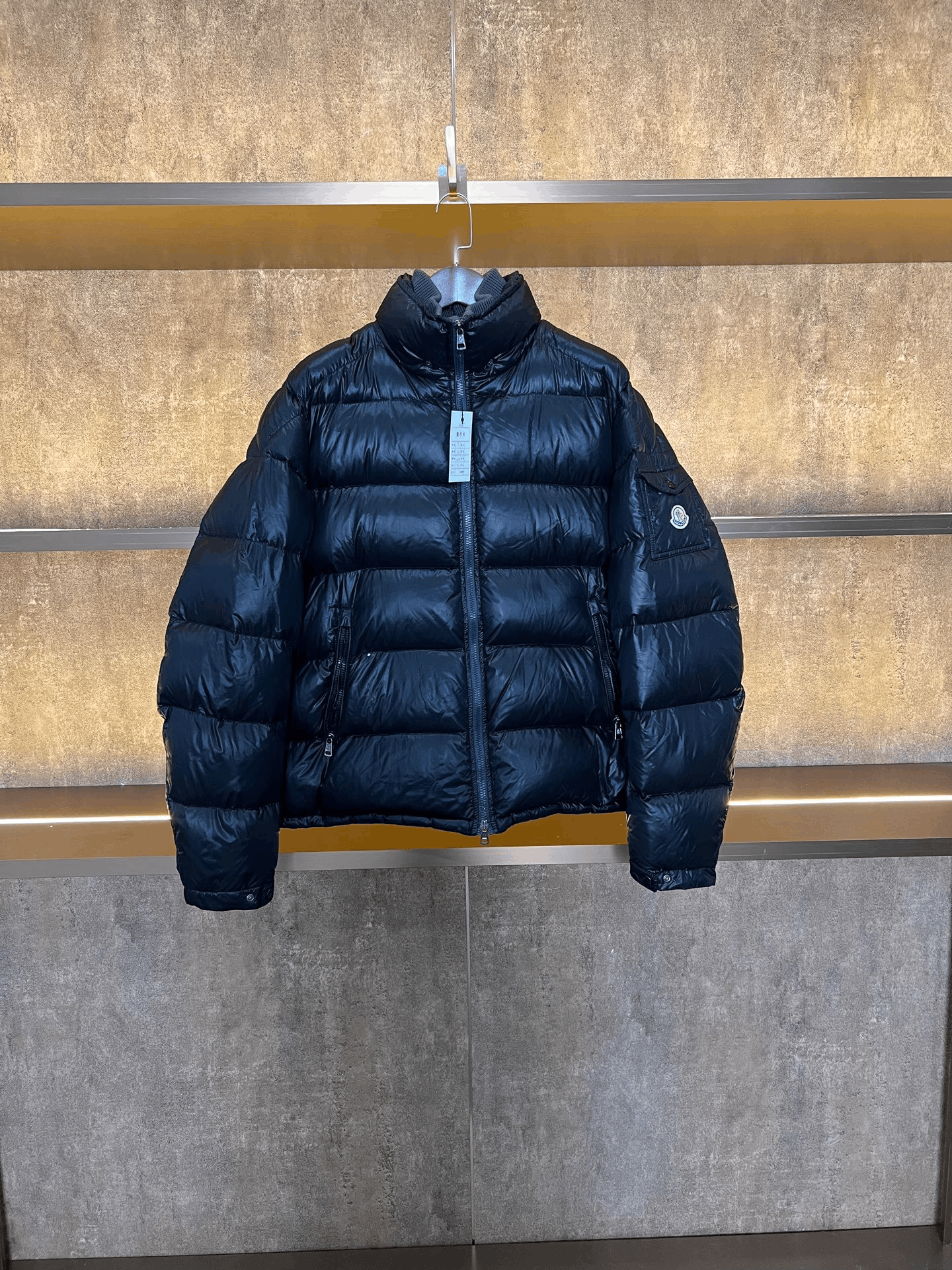 Moncler Moncler Down Down Jacket M Women Size M / US 6-8 / IT 42-44 - 1 Thumbnail