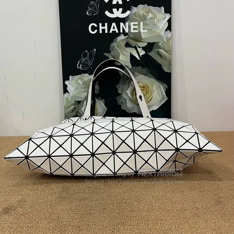 Issey Miyake Issey Miyake White Handbag Shoulder Bag Size ONE SIZE - 5 Thumbnail