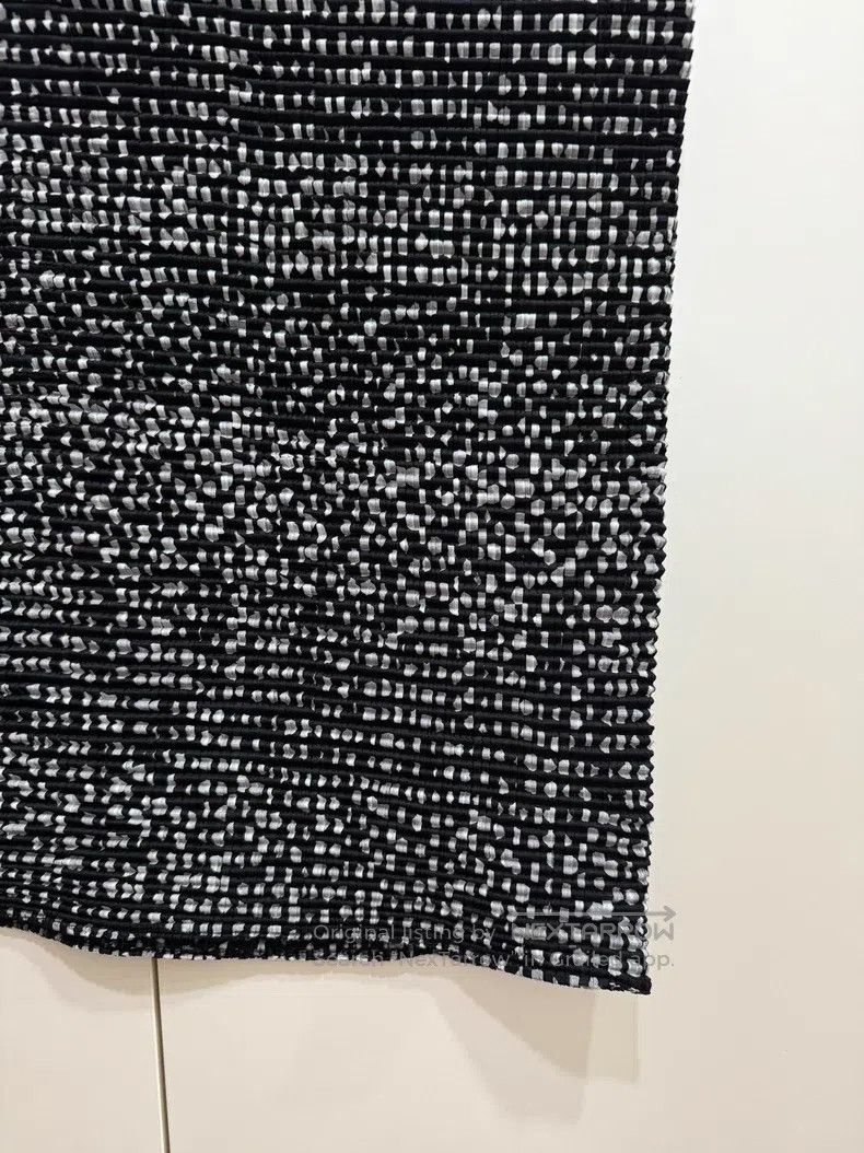 Issey Miyake Issey Miyake Pleated Black Midi Skirt Size 25" / US 0 / IT 36 - 3 Thumbnail