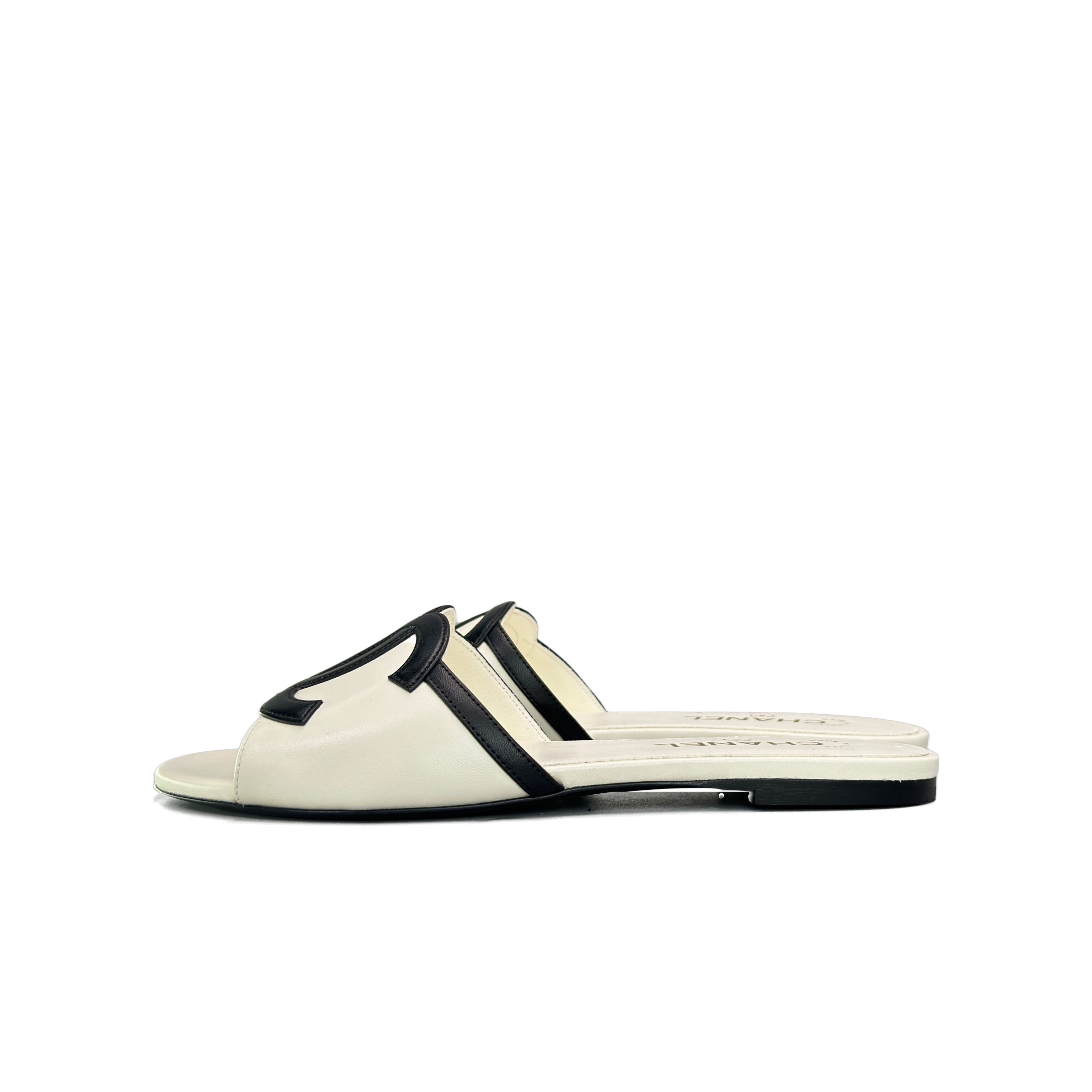 Chanel Chanel CC Logo Leather Slides Size 38.5 Size US 8.5 / IT 38.5 - 1 Thumbnail