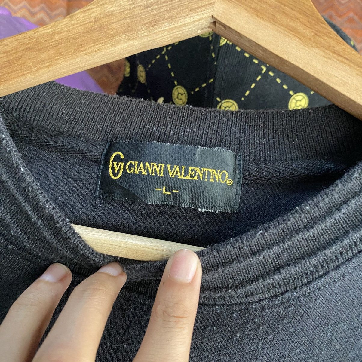 Gianni Valentino Vintage 90s Designer Gianni Valentino Embroided Sweatshirt Size US L / EU 52-54 / 3 - 9 Thumbnail