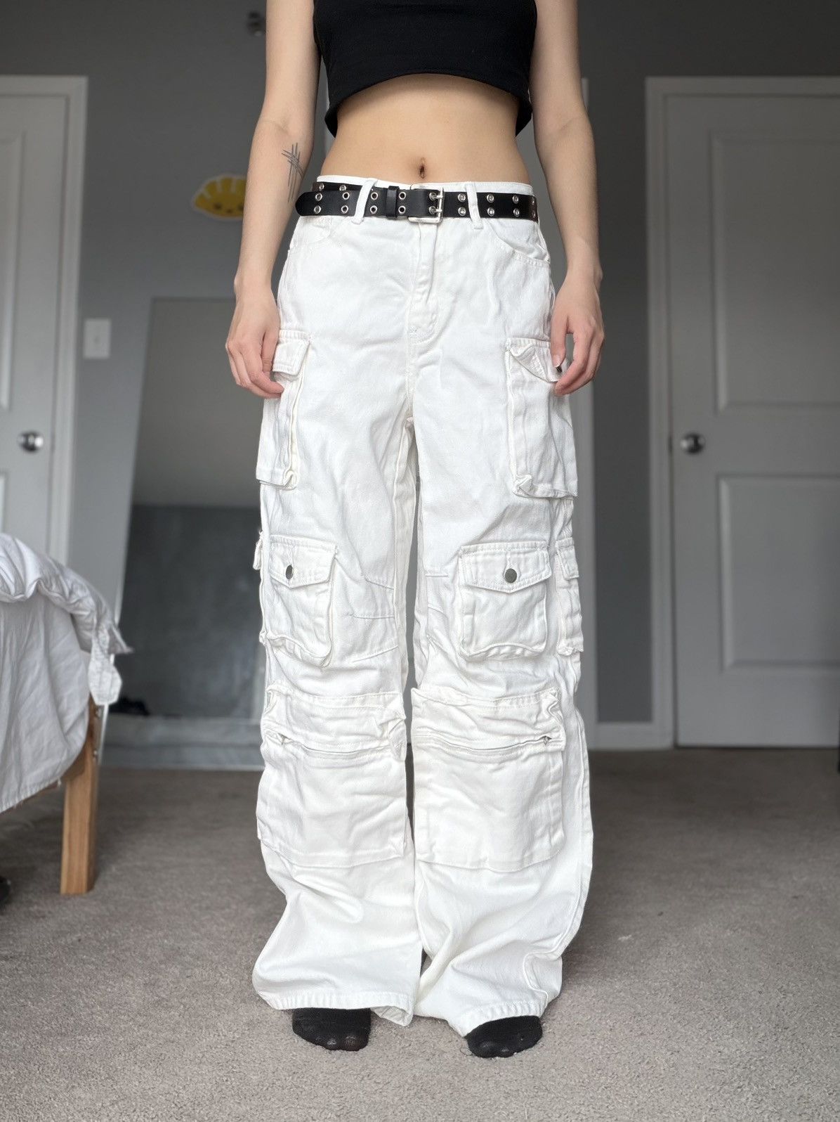 Fashion Nova White Multi-Pocket Wide Leg High Waisted Baggy Cargo Pants Size 28" / US 6 / IT 42 - 8 Thumbnail