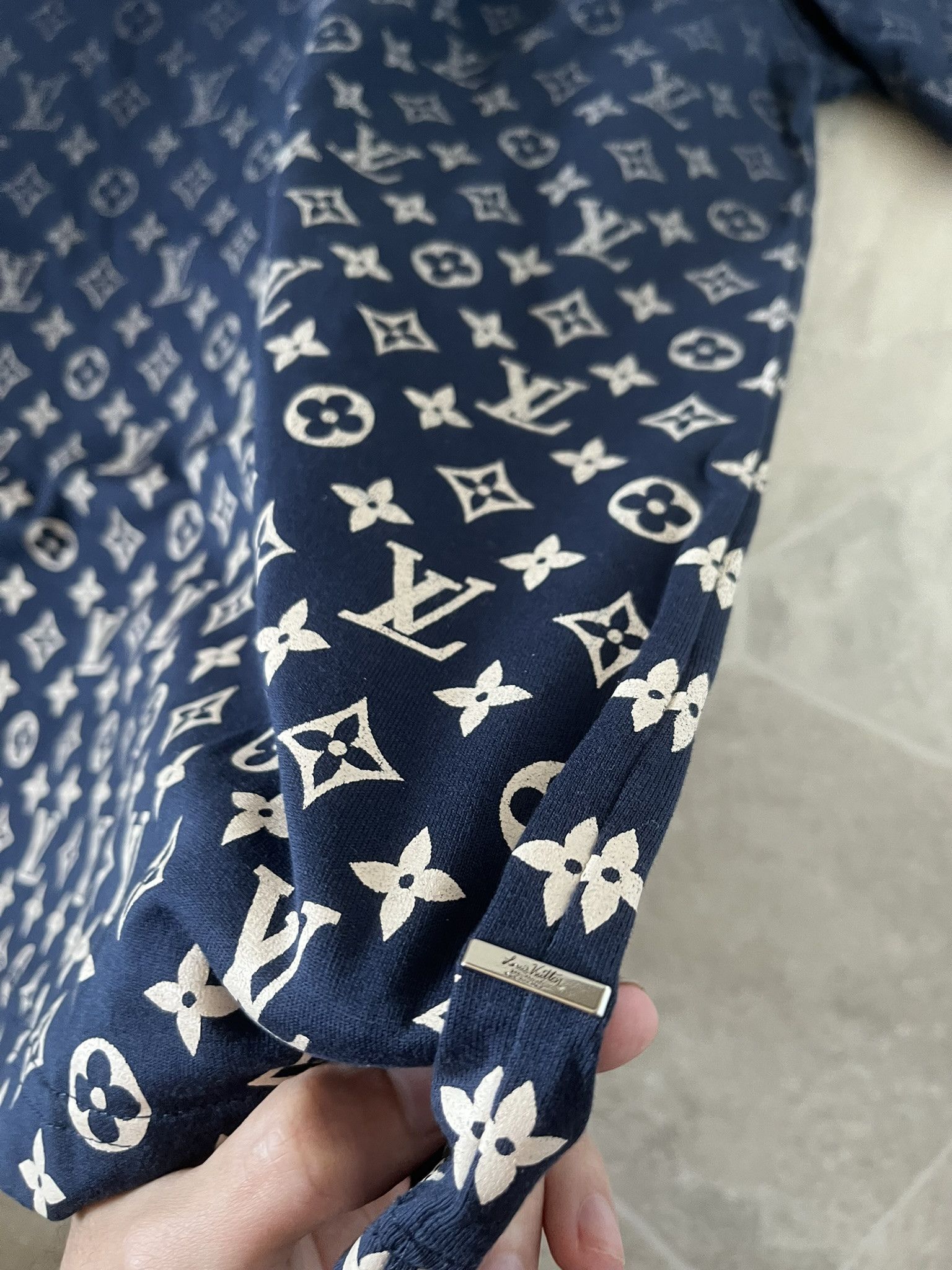 Louis Vuitton Louis Vuitton Monogram Gradient Dark Blue T-shirt Size US XXL / EU 58 / 5 - 4 Thumbnail