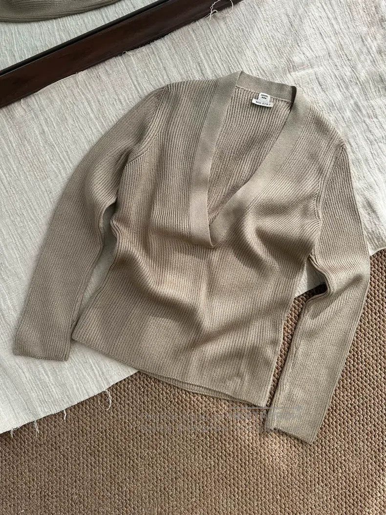 Hermes Hermes Comfortable slim fit silk long sleeve knit top, lig Size M / US 6-8 / IT 42-44 - 1 Thumbnail