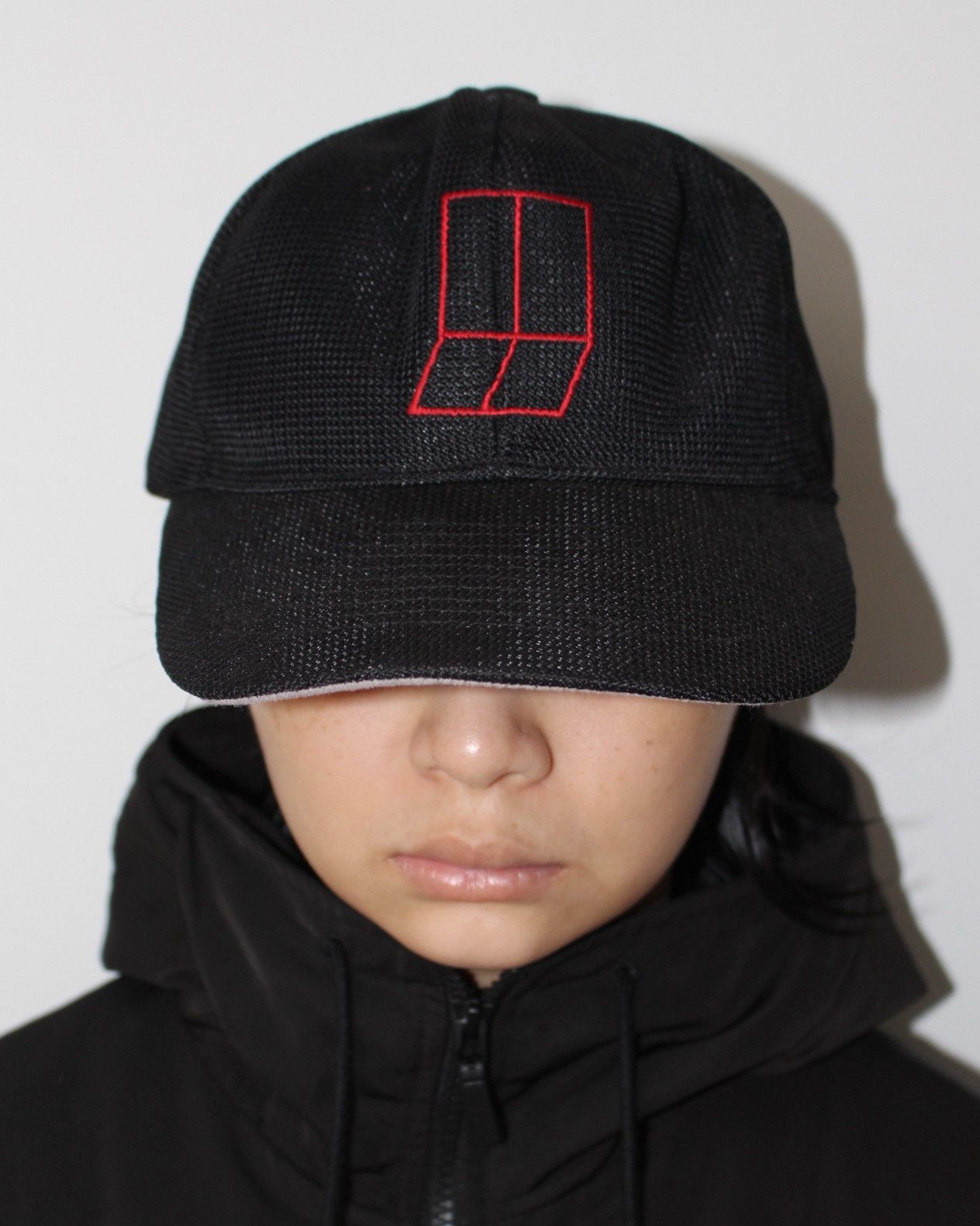 20471120 × Hysteric Glamour × Japanese Brand 2000S BLACK MESH BASEBALL CAP WITH RED GEOMETRIC LOGO Size ONE SIZE - 2 Thumbnail