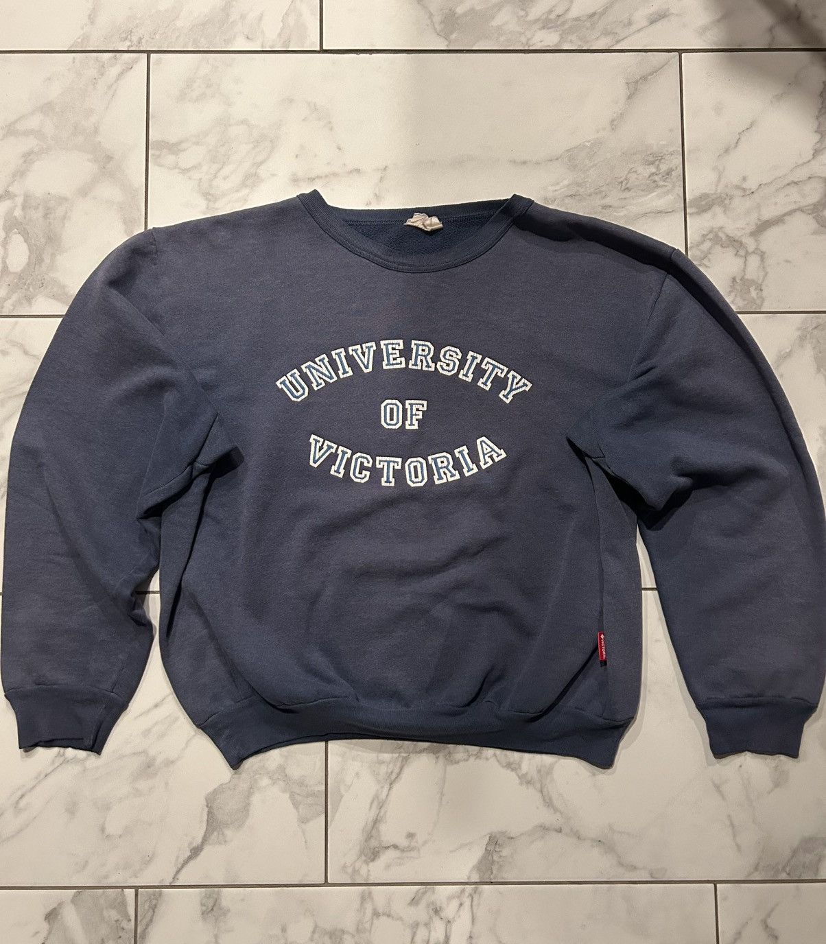 Other Vintage University of Victoria 80’s Sun Faded Crewneck Size US L / EU 52-54 / 3 - 1 Thumbnail