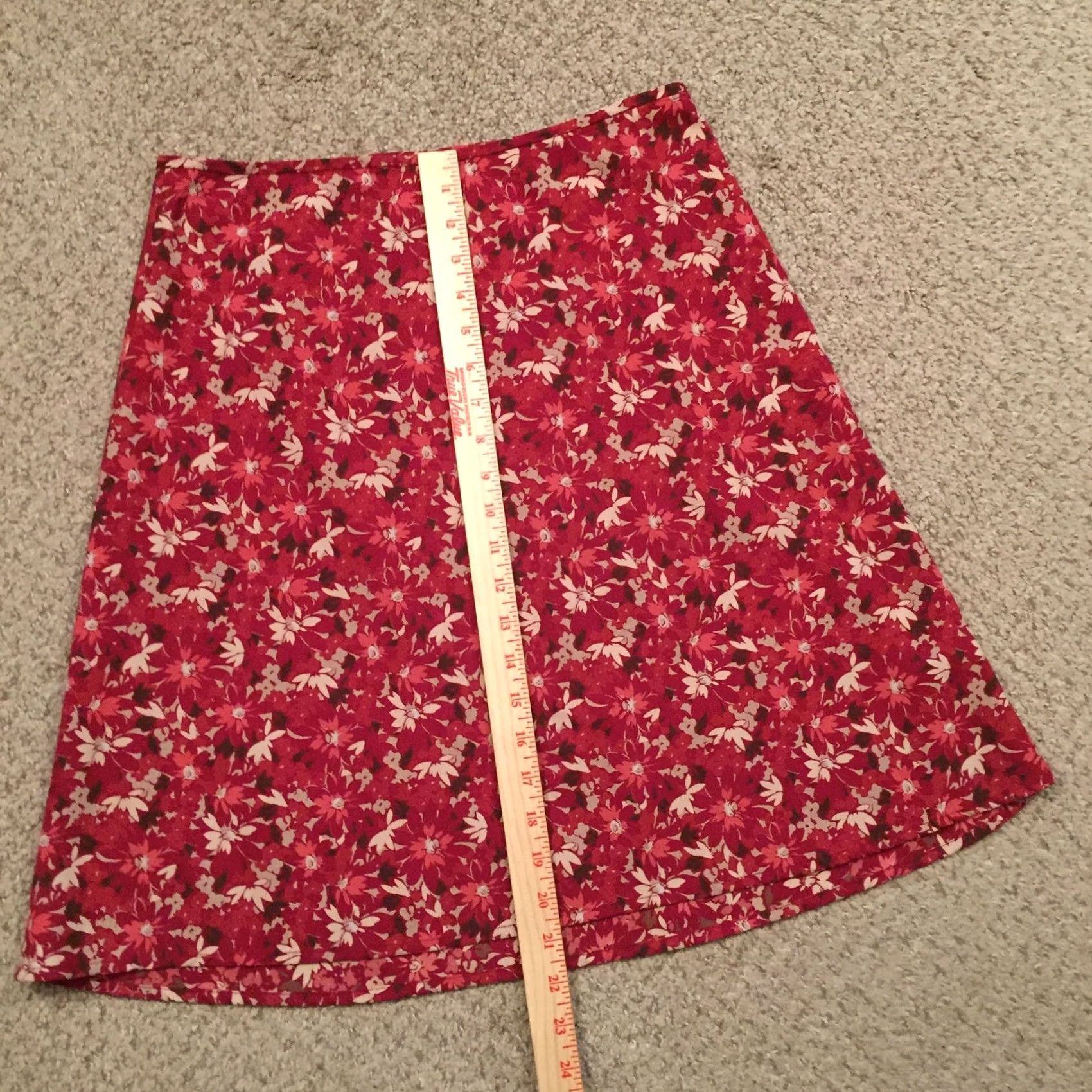 Old Navy Old Navy Skirt Size 6 Red Floral Knee Length Lightweight Unlined Size 28" / US 6 / IT 42 - 5 Thumbnail