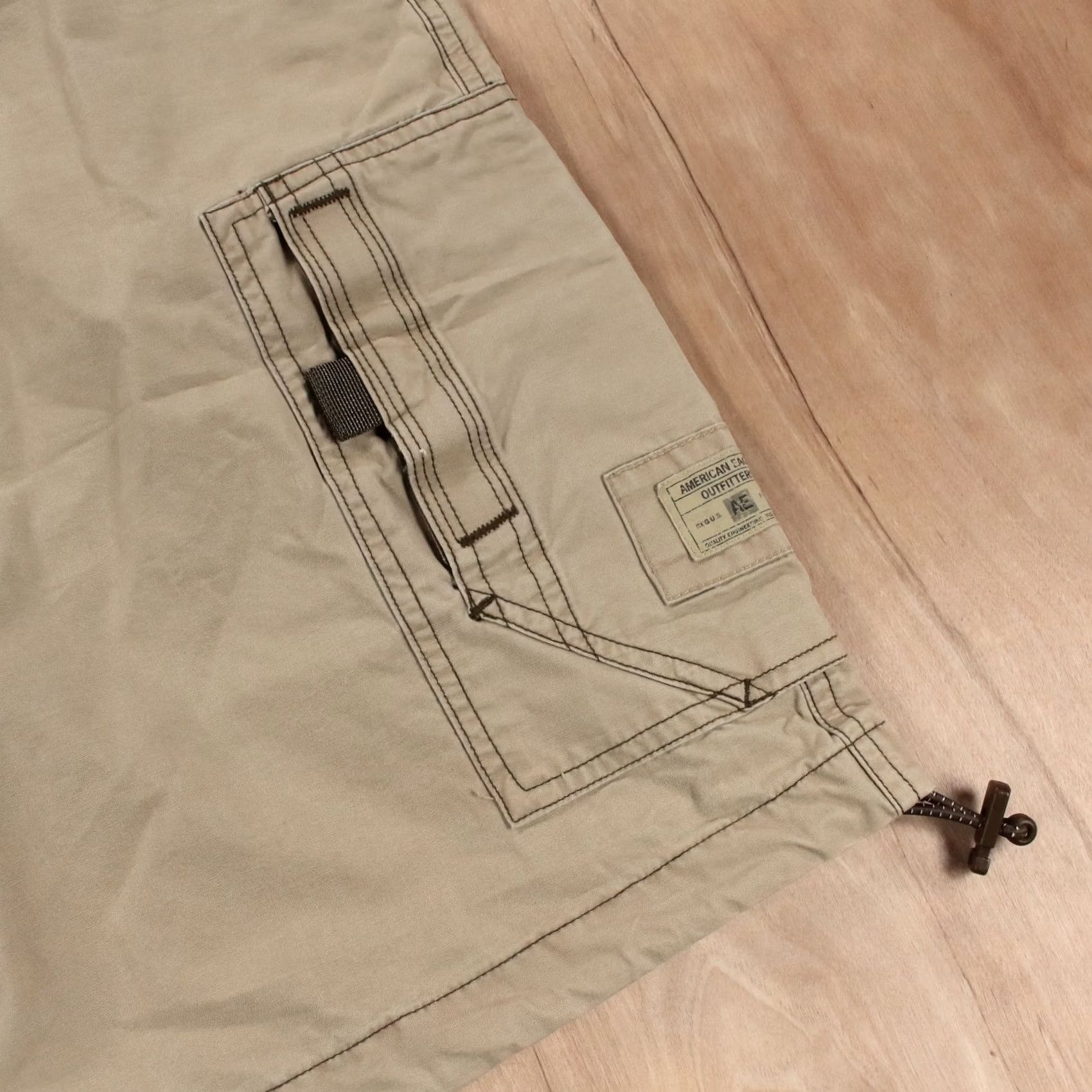 American Eagle Outfitters VINTAGE American Eagle cargo shorts size 29 beige 00s y2k Mens Size US 29 - 2 Thumbnail