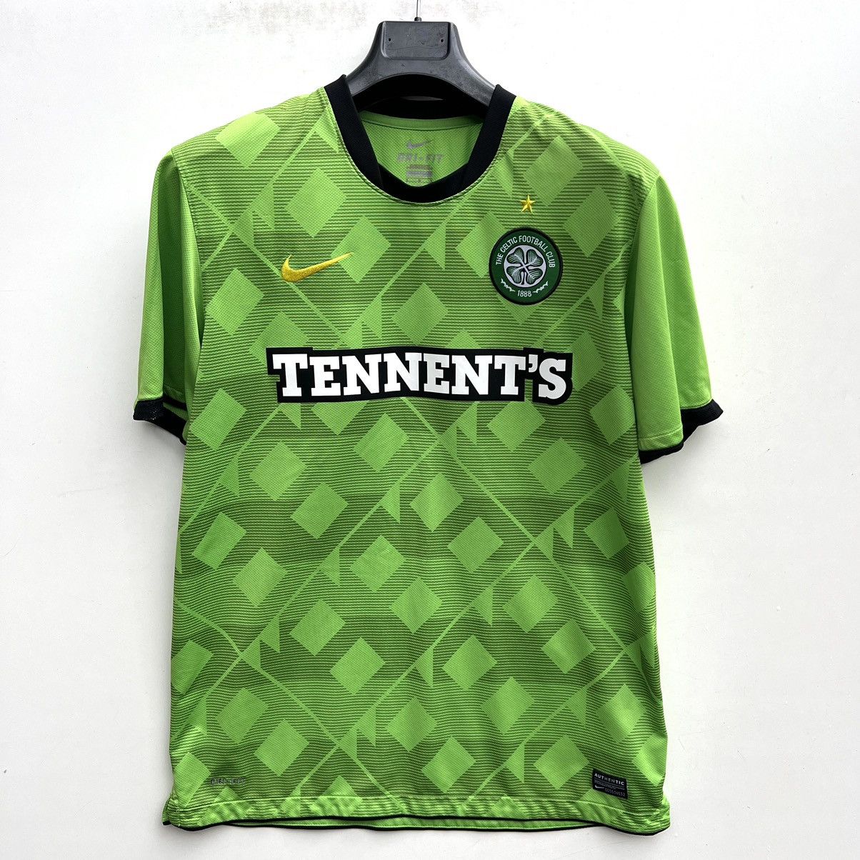 Nike CELTIC 2010 2011 SHIRT FOOTBALL SOCCER JERSEY Nike Size US L / EU 52-54 / 3 - 1 Thumbnail