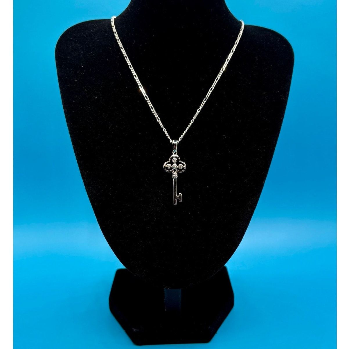 Jewelry NEW Sparkling Moissanite Key Pendant & 18" Silver Figaro Size ONE SIZE - 2 Thumbnail
