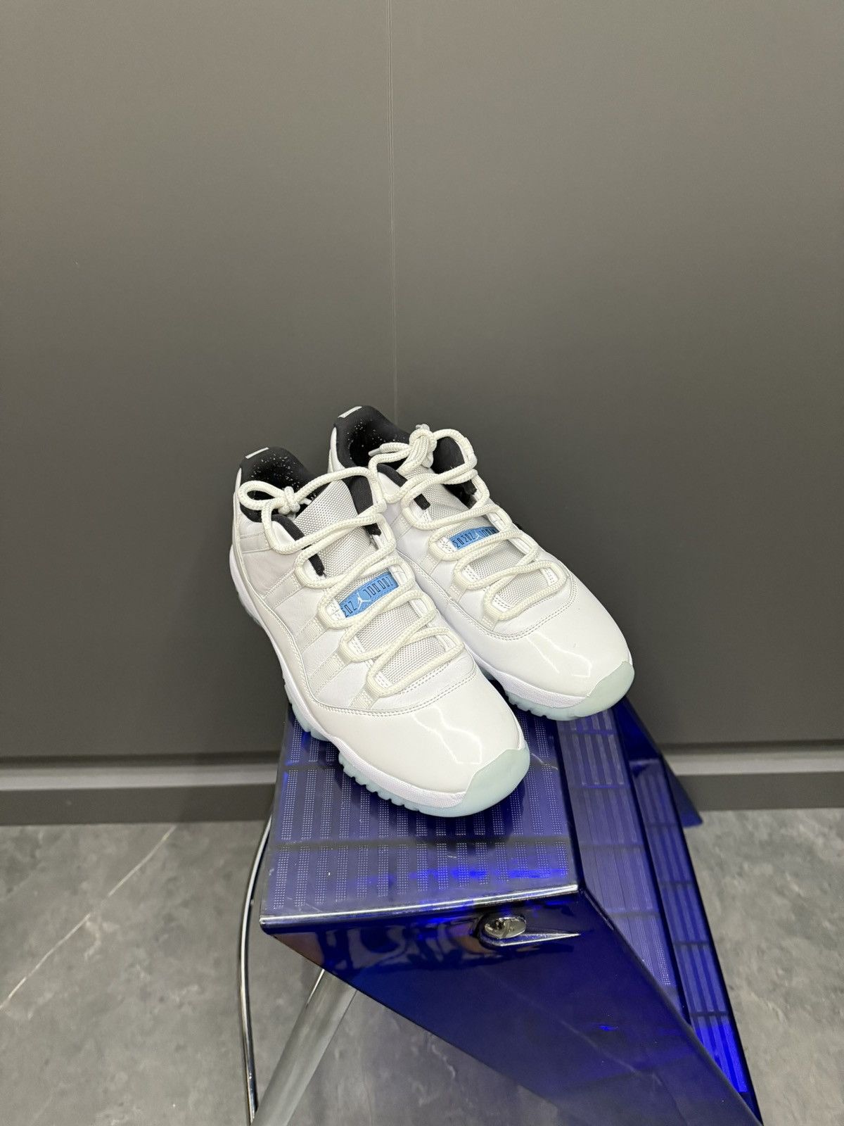 Jordan Brand Jordan 11 Low Legend Blue 2021 AV2187-117 Size 9 Size US 9 / EU 42 - 2 Thumbnail