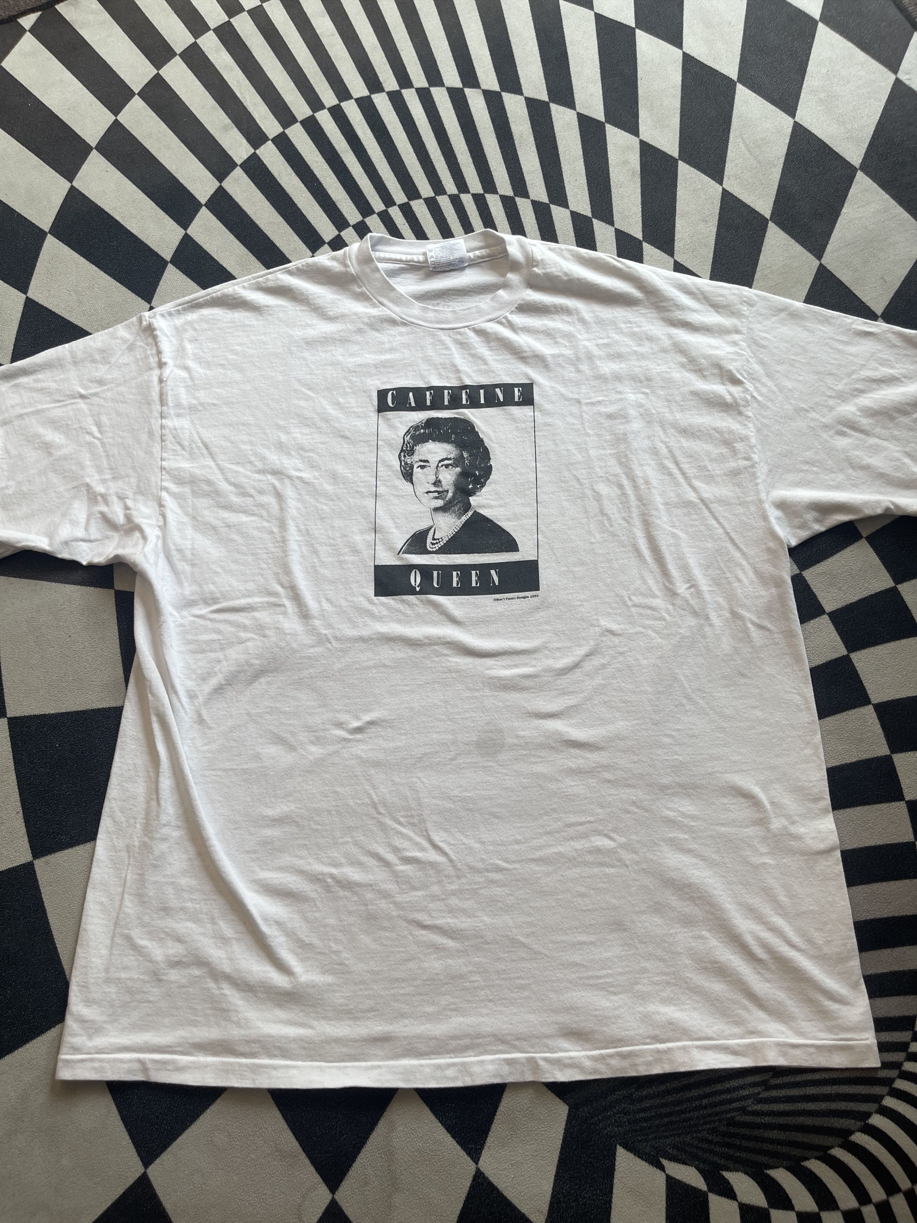 Arts & Science VTG 1993 Caffeine Queen Queen Elizabeth II Don't Panic Tee Size US XXL / EU 58 / 5 - 3 Thumbnail