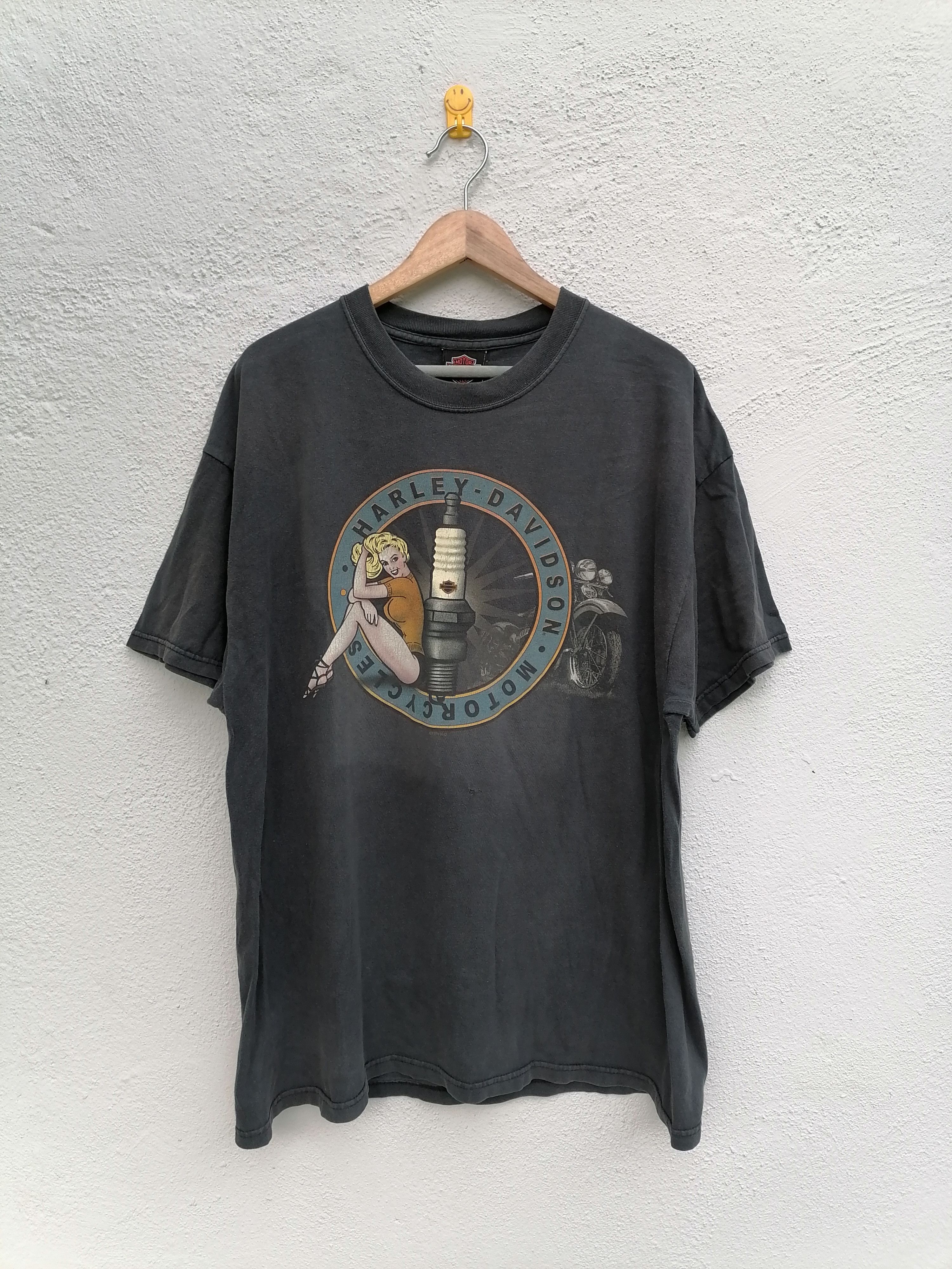 Harley Davidson × Vintage Vintage Harley Davidson Sexy Girl Plug Sun Faded T-shirt Size US XL / EU 56 / 4 - 1 Thumbnail