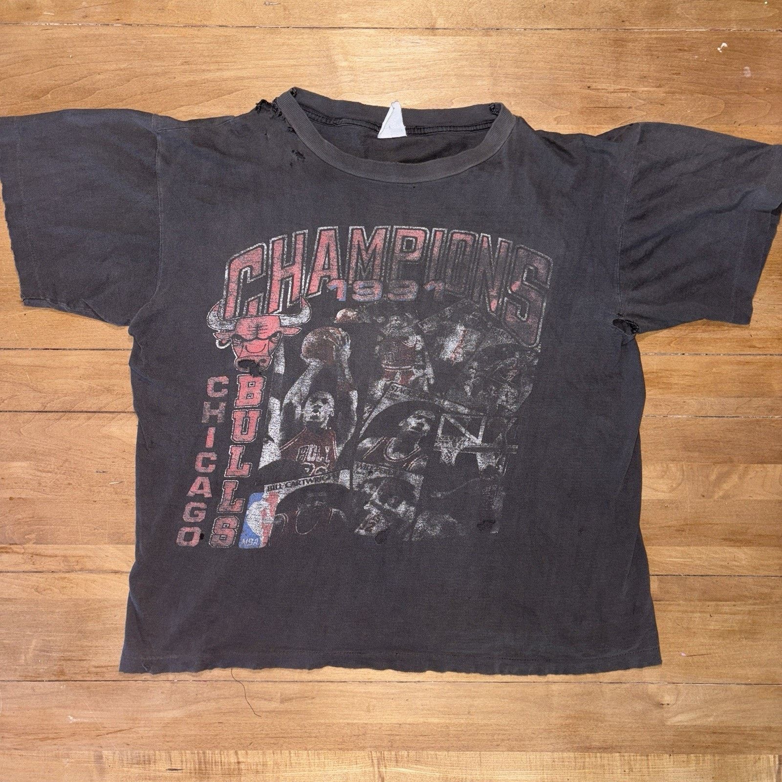 Vintage Vintage 1991 Chicago Bulls NBA Champions Rap Tee Michael J Size US M / EU 48-50 / 2 - 1 Thumbnail