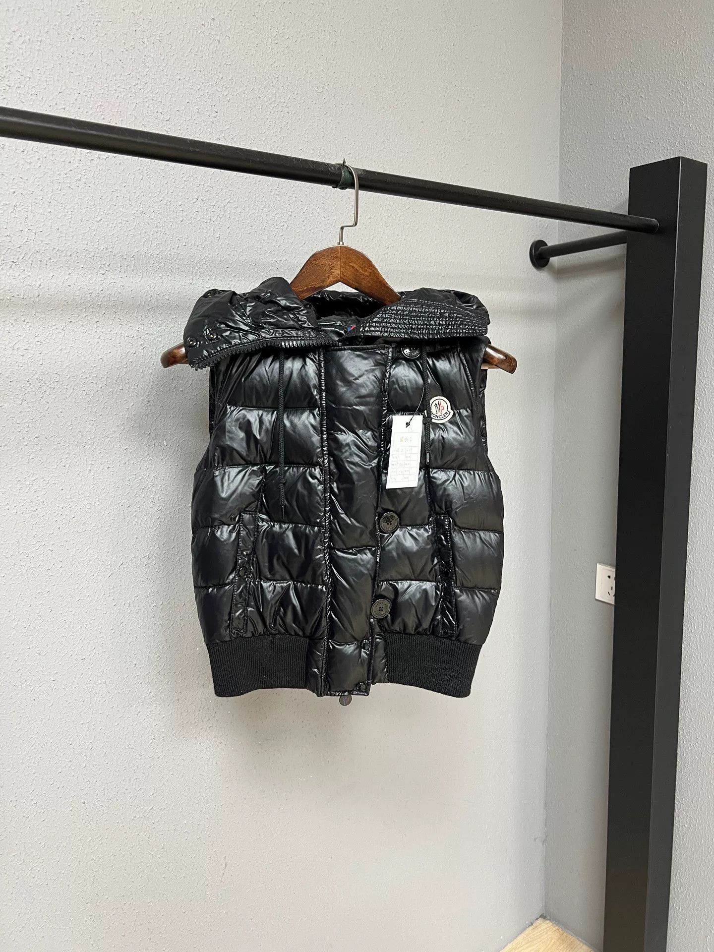 Moncler sleek black puffer vest with hood Size US XXS / EU 40 - 1 Thumbnail